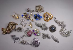 A small quantity of costume jewellery - including clips and brooches, some set with marcasite and