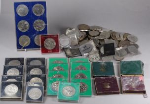 A quantity of commemorative crowns - mostly Queen Elizabeth and mainly post decimal.