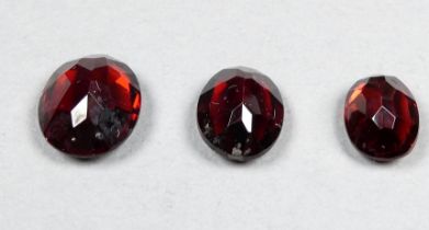 Three loose oval garnet gemstones - the garnets weighing 6.84ct approximately.