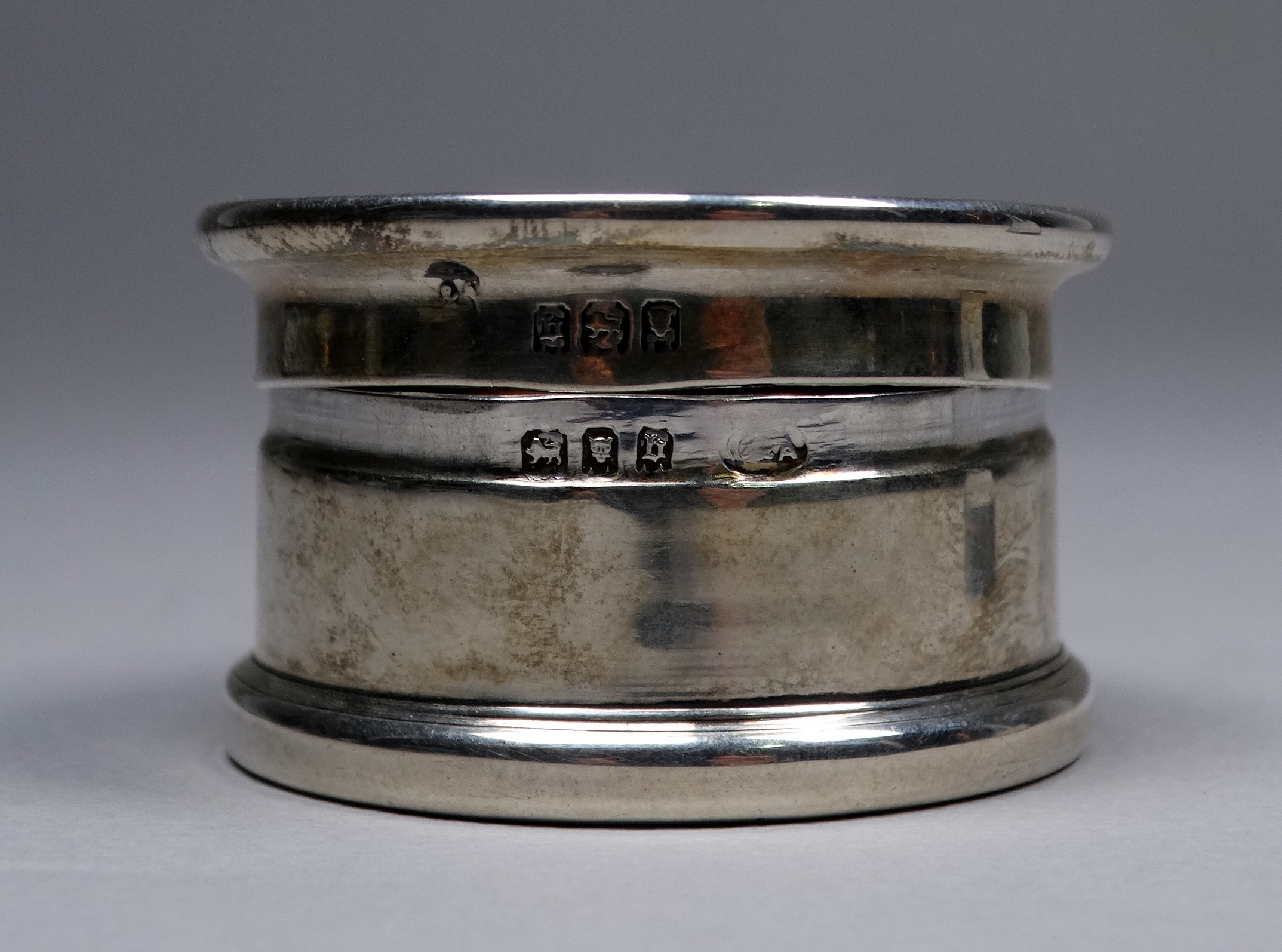 A silver pill box - Birmingham 1917, circular with a tortoiseshell top inset with birds and foliage, - Bild 4 aus 4