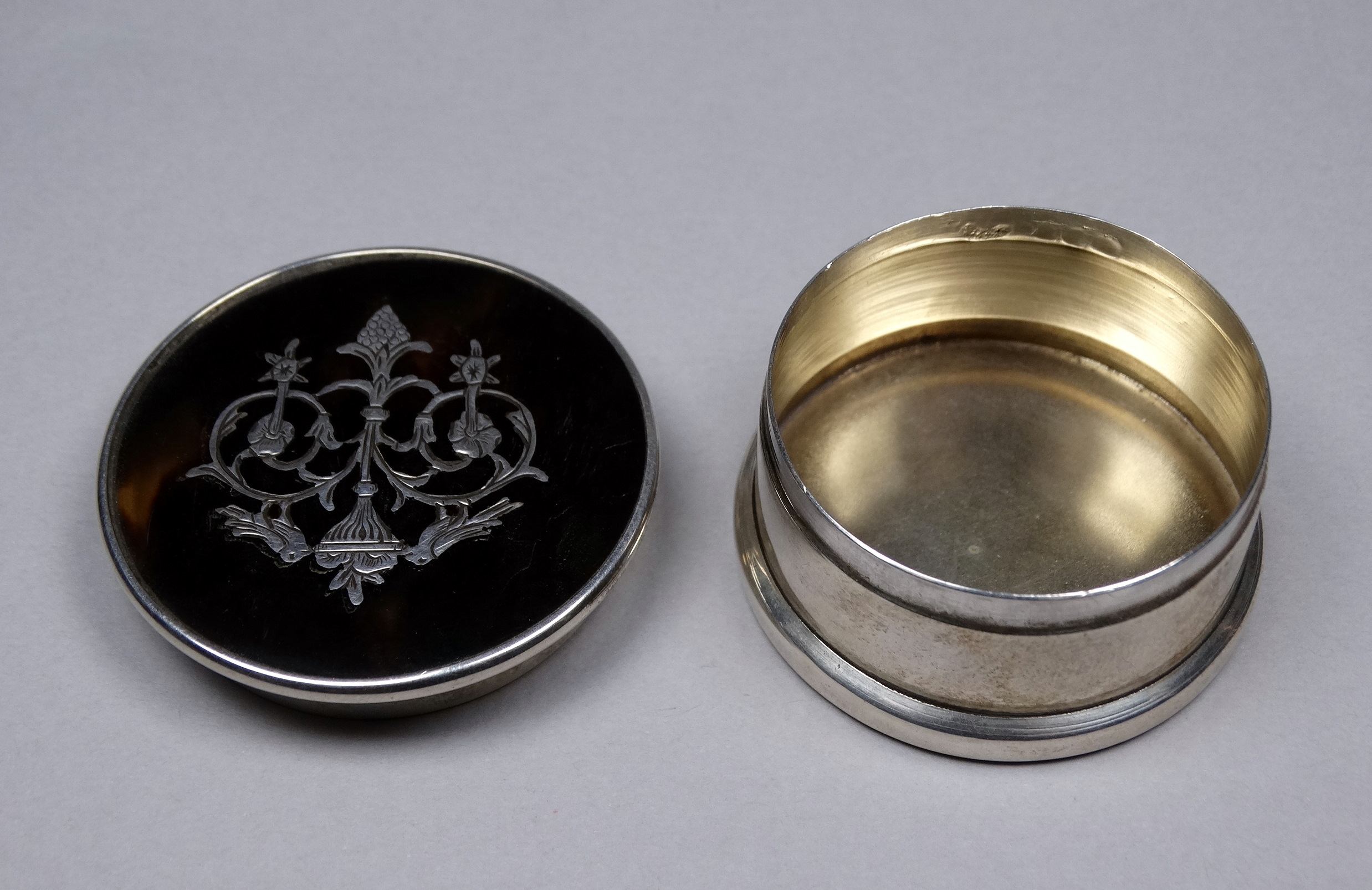 A silver pill box - Birmingham 1917, circular with a tortoiseshell top inset with birds and foliage, - Bild 2 aus 4