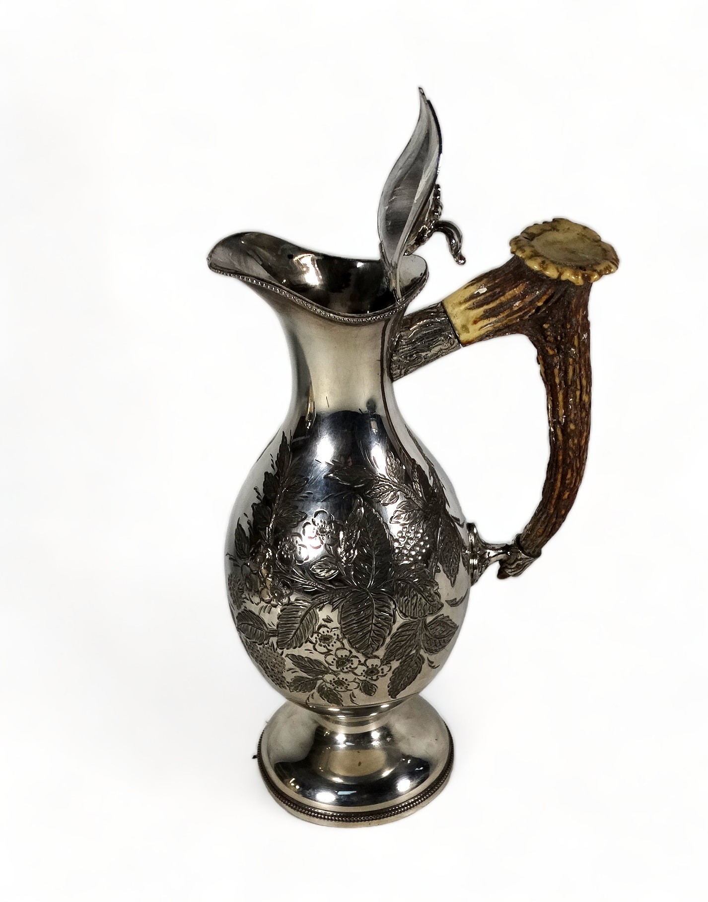 A silver plated claret jug - with antler handle and engraved with fruit and foliage, height 28cm, - Bild 2 aus 8