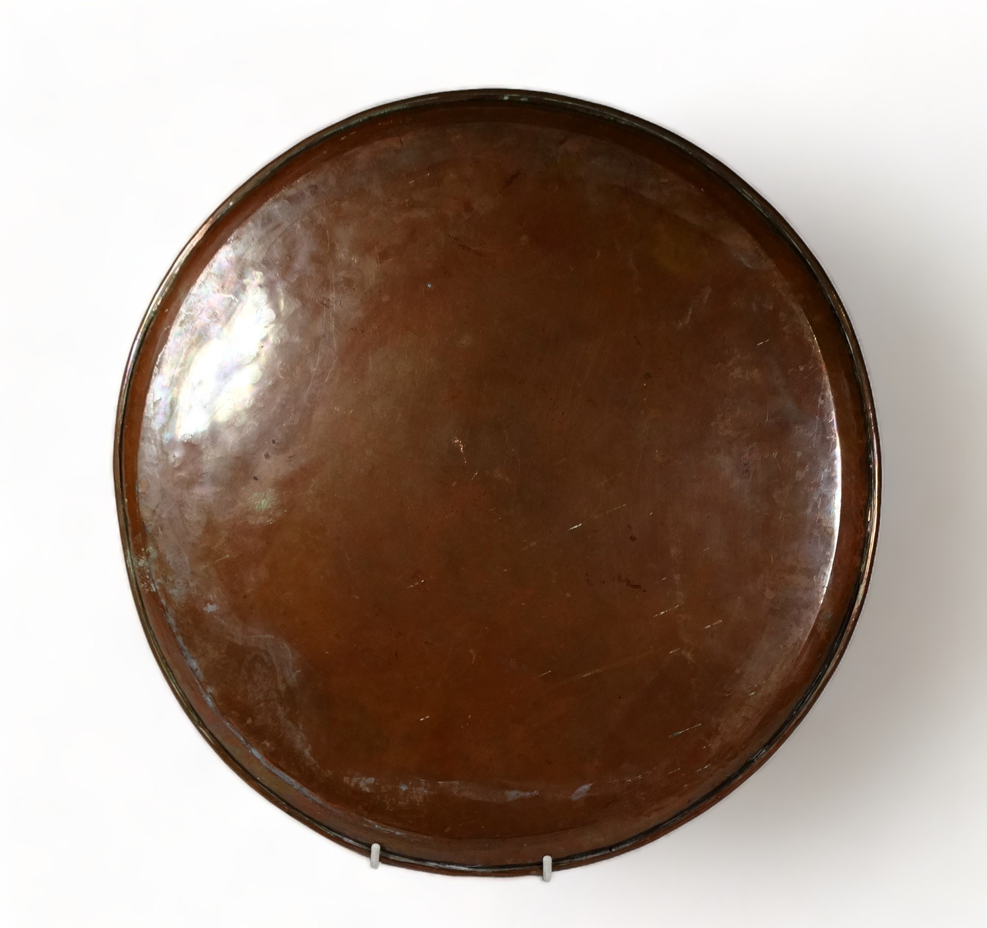 Hugh Wallace (British 1871-1943) a circular copper tray - with a rolled rim, bearing initials within - Bild 3 aus 3