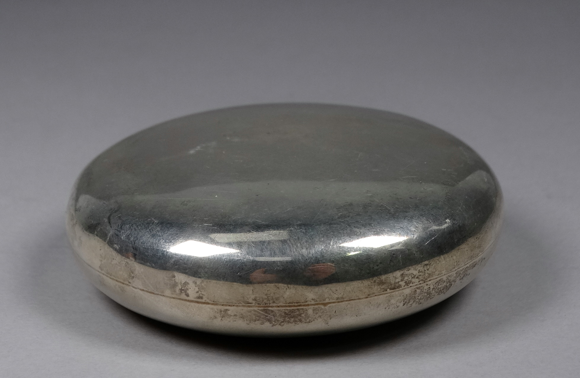 A silver tobacco box - London 1927, Goldsmiths & Silversmiths, of circular form with a gilded - Bild 2 aus 5