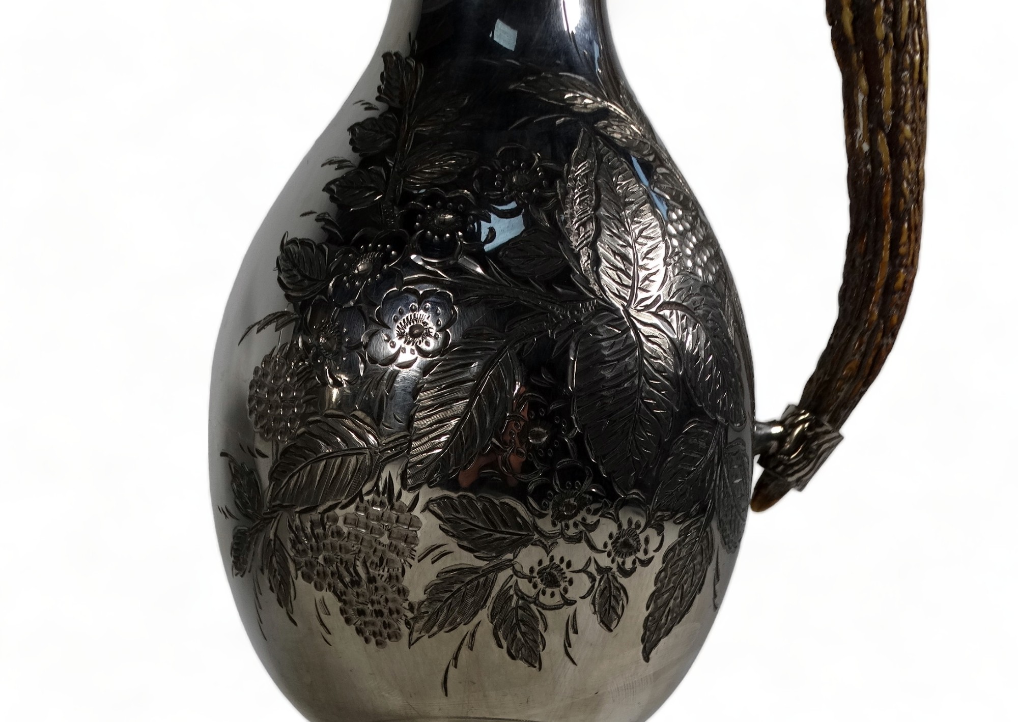 A silver plated claret jug - with antler handle and engraved with fruit and foliage, height 28cm, - Bild 5 aus 8