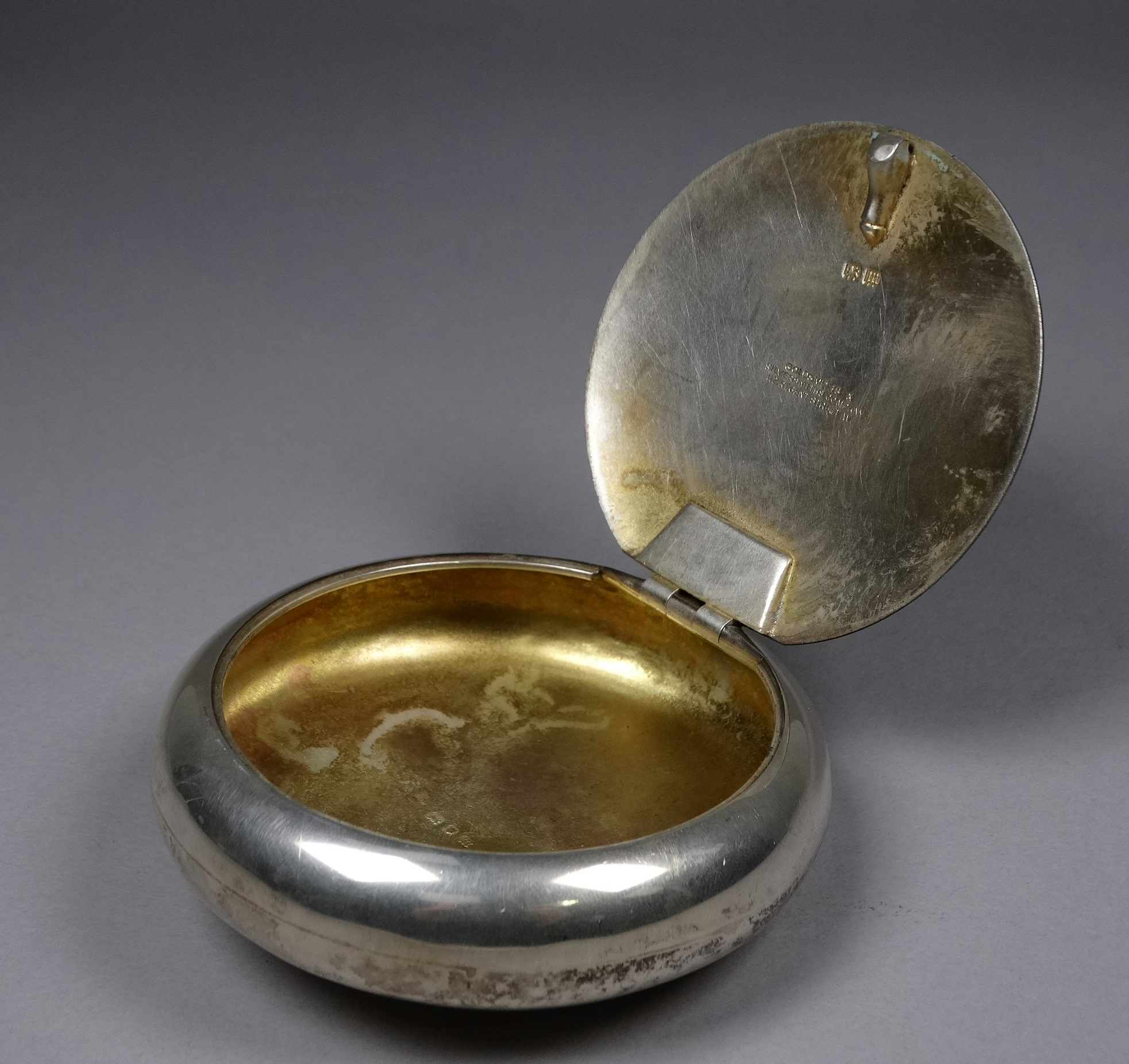 A silver tobacco box - London 1927, Goldsmiths & Silversmiths, of circular form with a gilded - Bild 3 aus 5