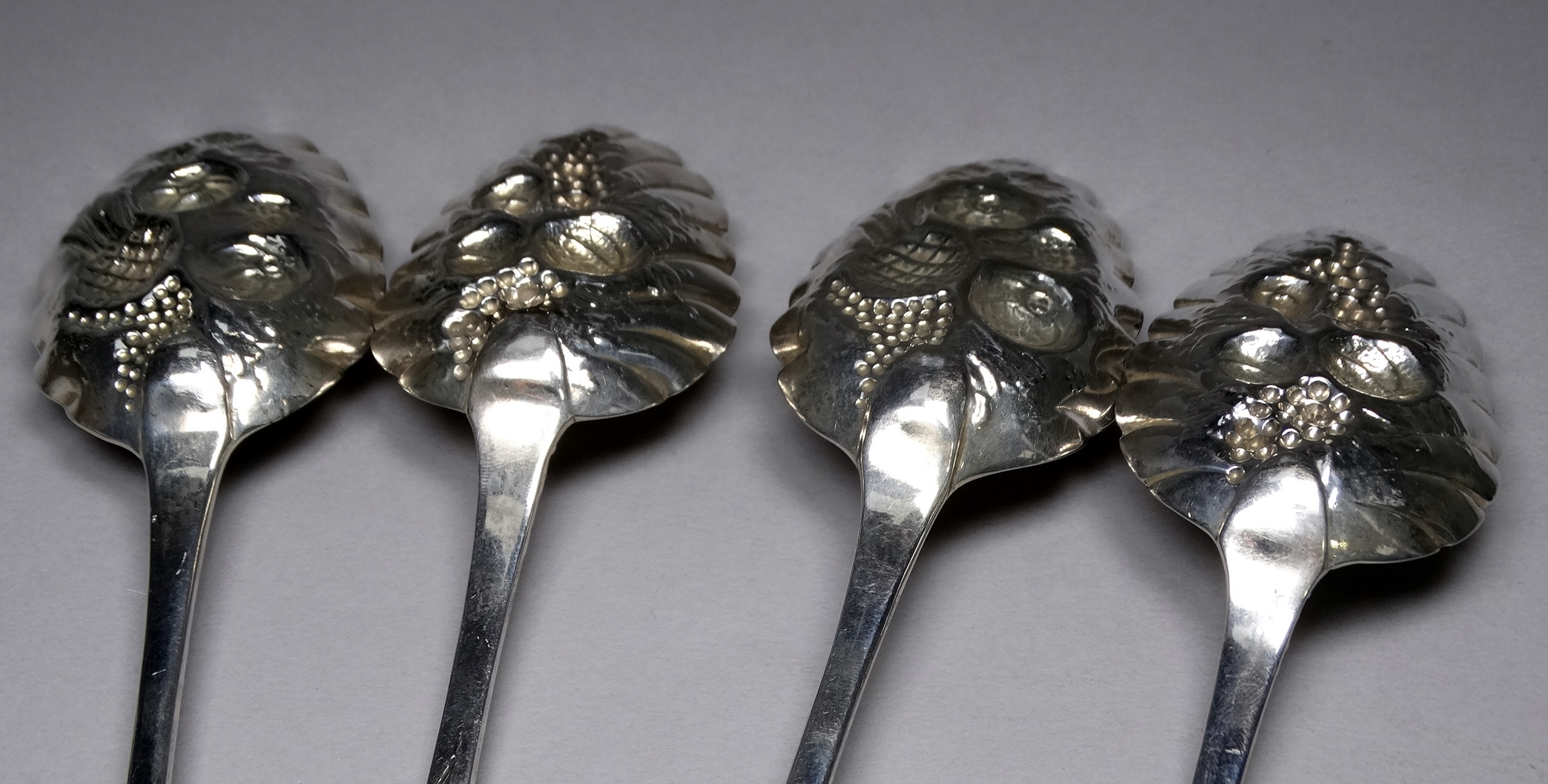 A pair of silver berry spoons - Exeter 1821, George Ferris, with later repousse and engraving, - Bild 5 aus 5