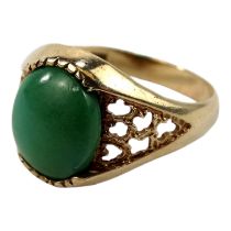 A 9ct gold ring - set with a green cabochon cut stone with pierced shoulders, size S, 3.2g.
