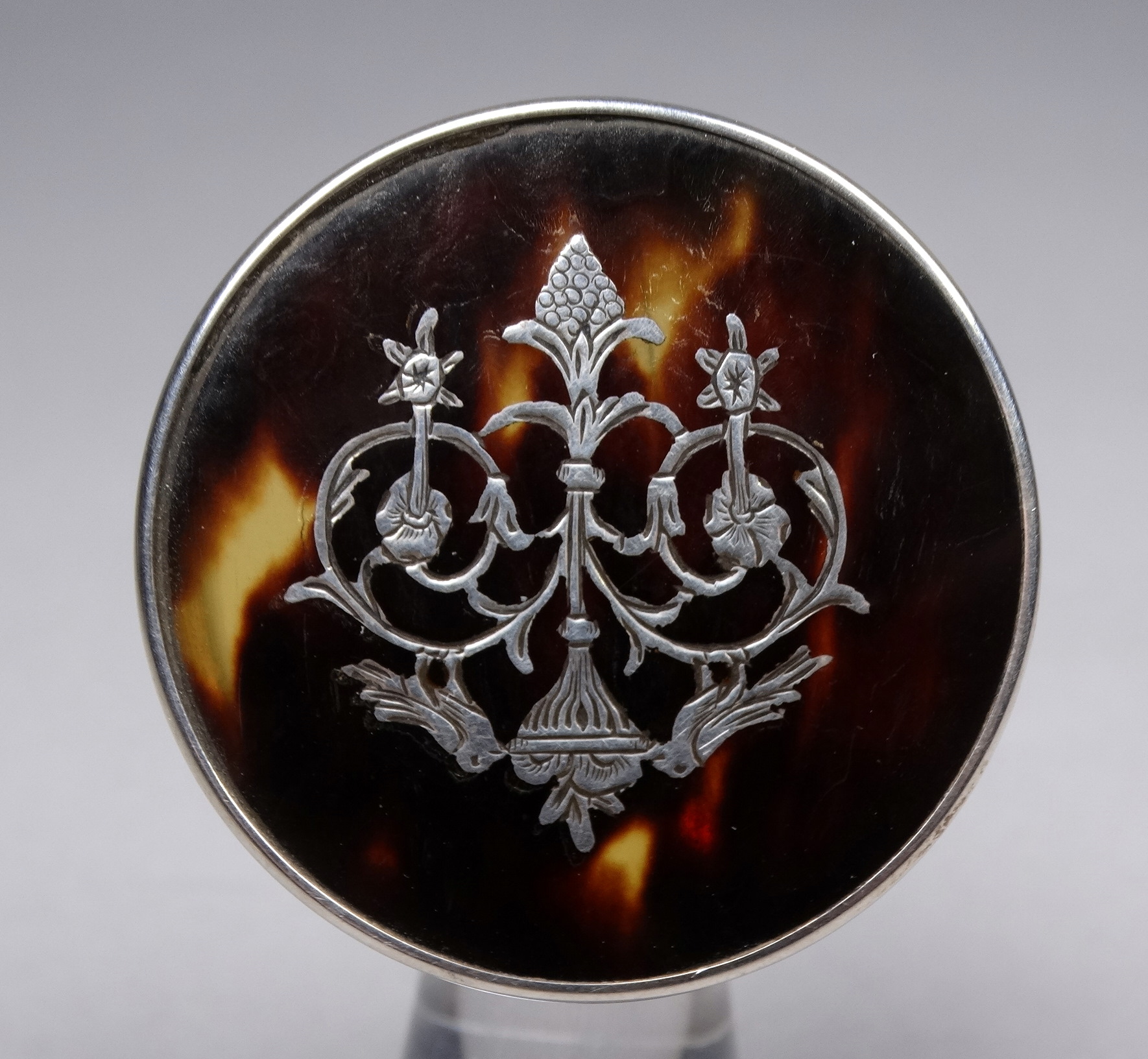 A silver pill box - Birmingham 1917, circular with a tortoiseshell top inset with birds and foliage, - Bild 3 aus 4