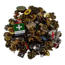 One hundred various pin badges. (100)