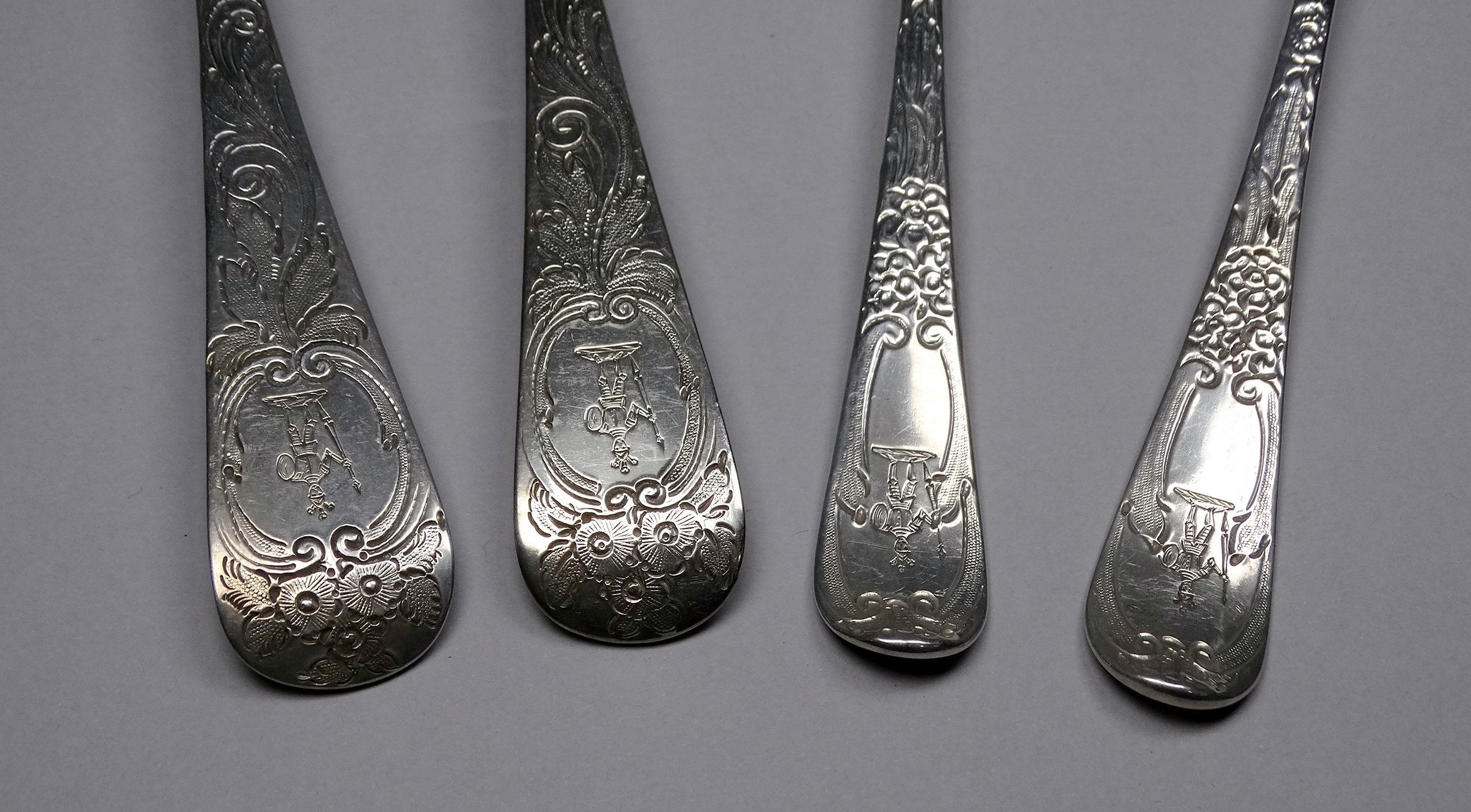 A pair of silver berry spoons - Exeter 1821, George Ferris, with later repousse and engraving, - Bild 2 aus 5