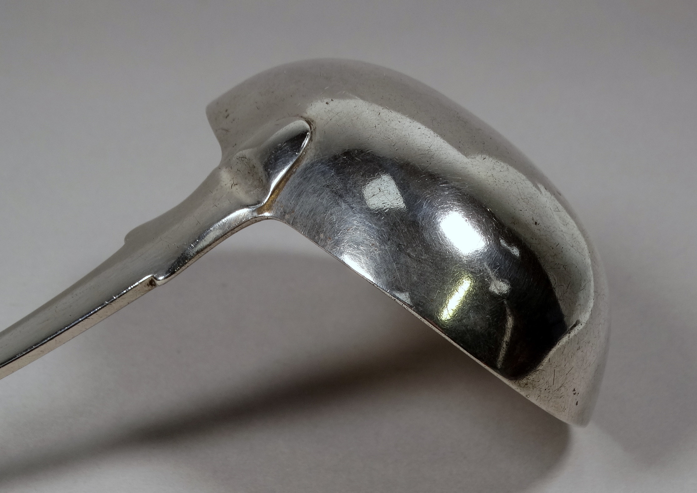 A large silver ladle - Edinburgh 1820, Andrew Wilkie, fiddle back with scallop shell and engraved - Bild 2 aus 4