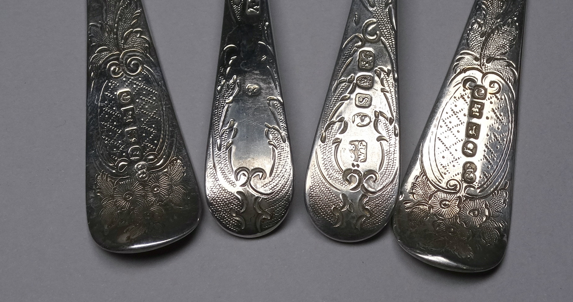 A pair of silver berry spoons - Exeter 1821, George Ferris, with later repousse and engraving, - Bild 4 aus 5