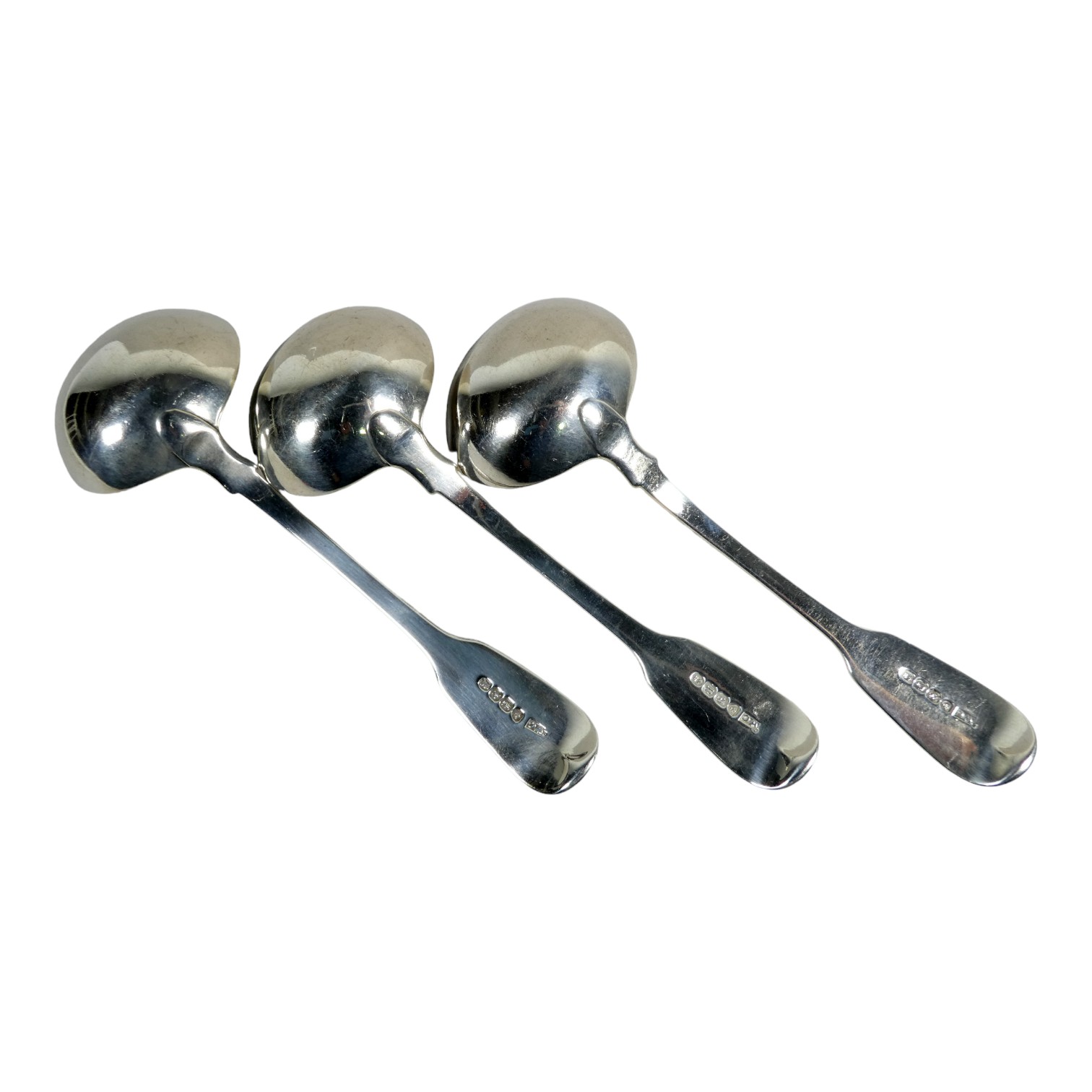 A set of three silver sauce ladles - London 1830, fiddle back and engraved with armorial, weight - Bild 2 aus 4