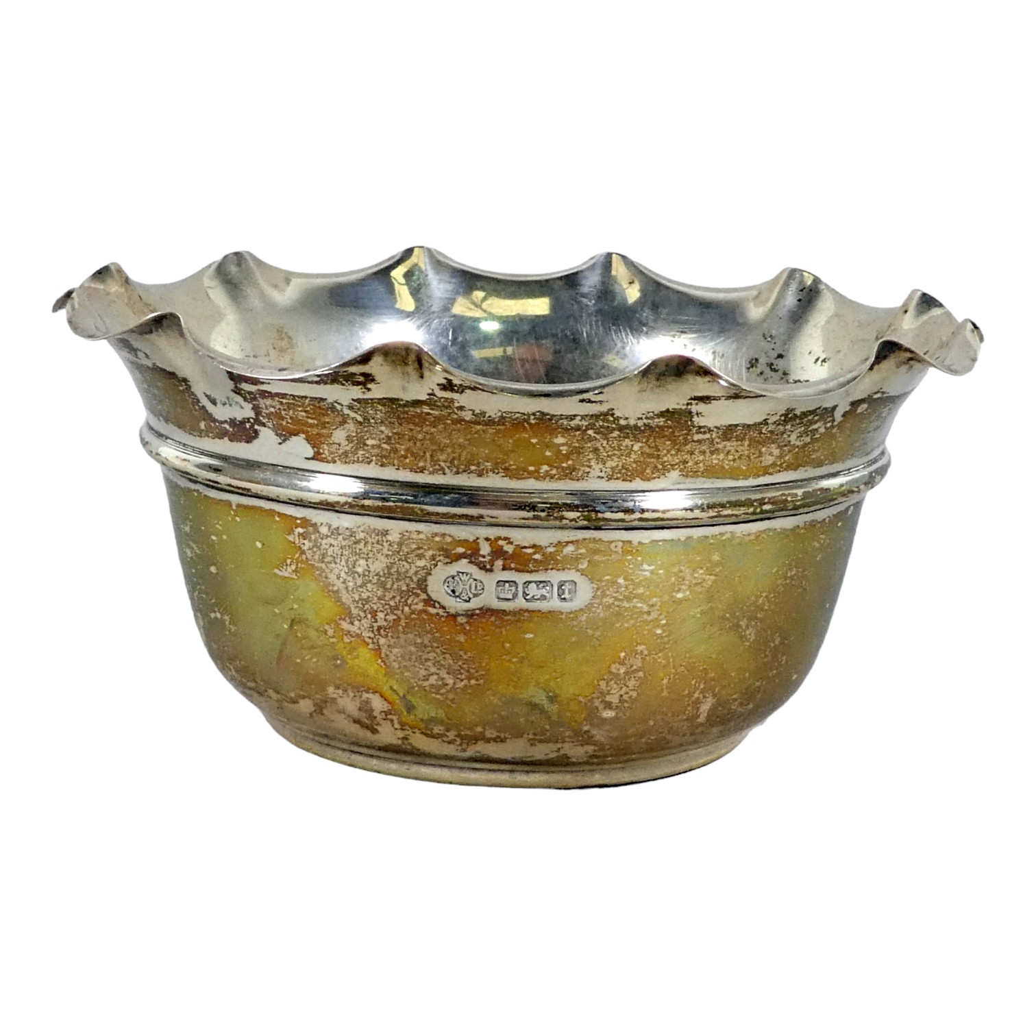 A silver bowl - Sheffield 1911, William Hutton & Sons Ltd, with frilled lip and a girdle, weight - Bild 2 aus 5