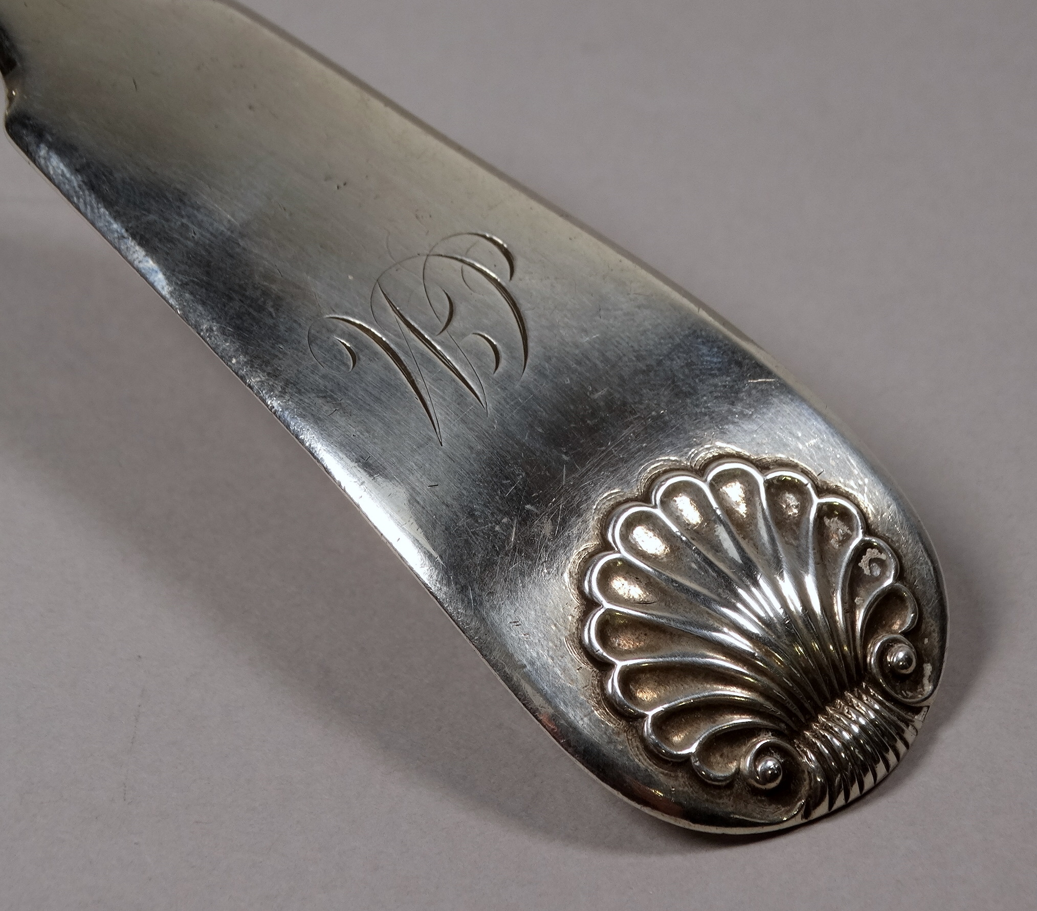 A large silver ladle - Edinburgh 1820, Andrew Wilkie, fiddle back with scallop shell and engraved - Bild 3 aus 4