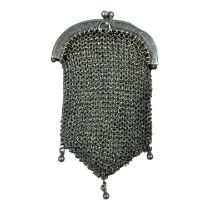 An Edwardian white metal mesh purse - the frame bearing continental purity stamps, weight 30g.