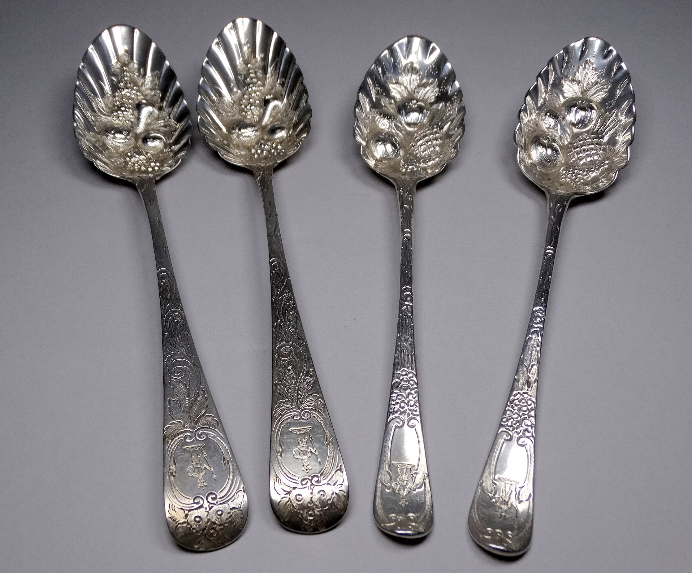 A pair of silver berry spoons - Exeter 1821, George Ferris, with later repousse and engraving, - Bild 3 aus 5