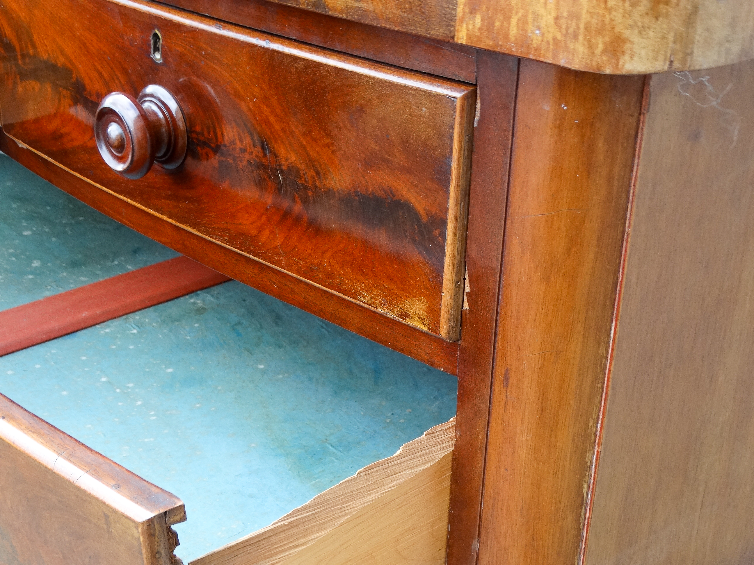 A Victorian mahogany bowfront chest of drawers - with an arrangement of two short and three long - Image 4 of 5