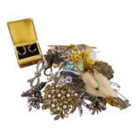 A small quantity of costume jewellery - including an amethyst gilt knife bar brooch and a pair of