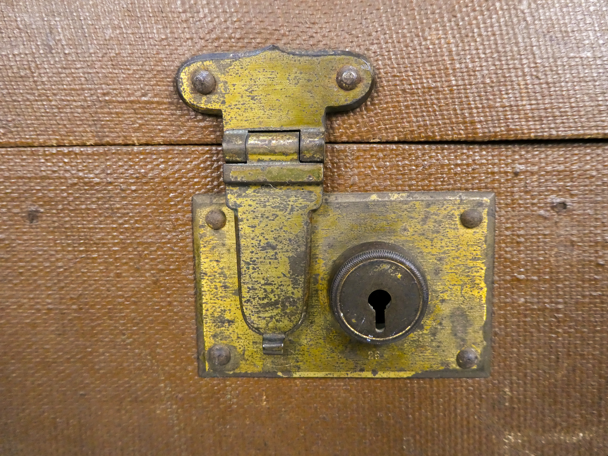 A vintage ladies travelling trunk - brown canvas with leather corners and handle, the cloth interior - Image 3 of 13