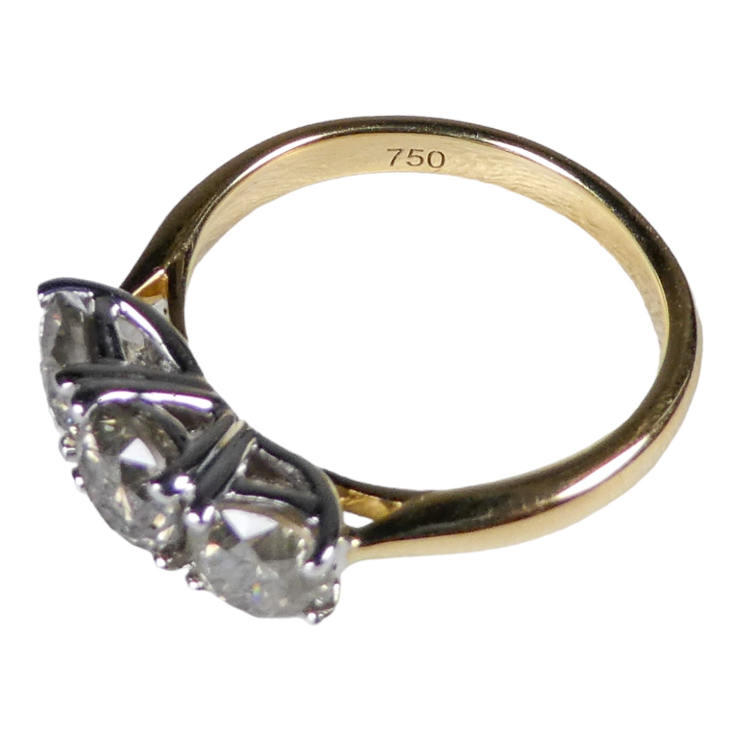 An 18ct white and yellow gold circular brilliant cut three stone diamond ring - diamond weight 1. - Image 3 of 4