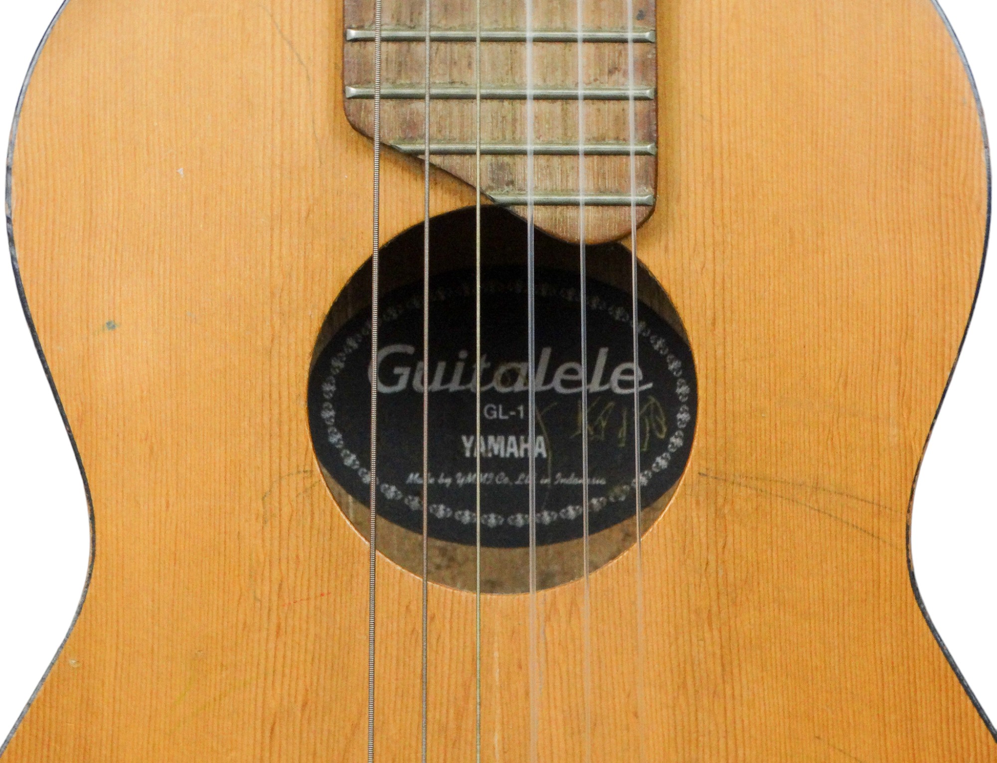 A Yamaha guitalele. - Image 2 of 5