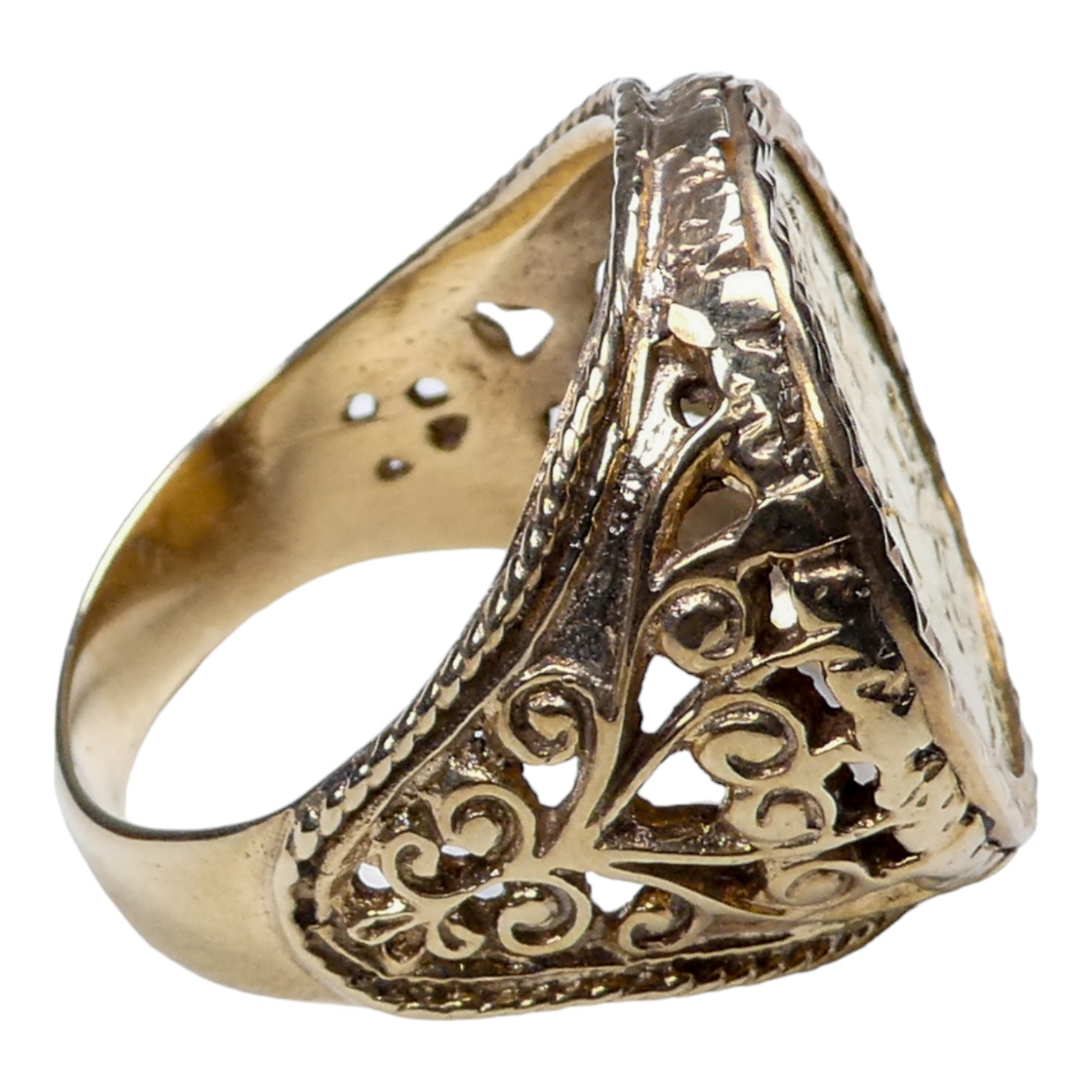 A sovereign ring - dated 1904, in a pierced 9ct gold setting, size Y, weight 17g. - Image 3 of 5