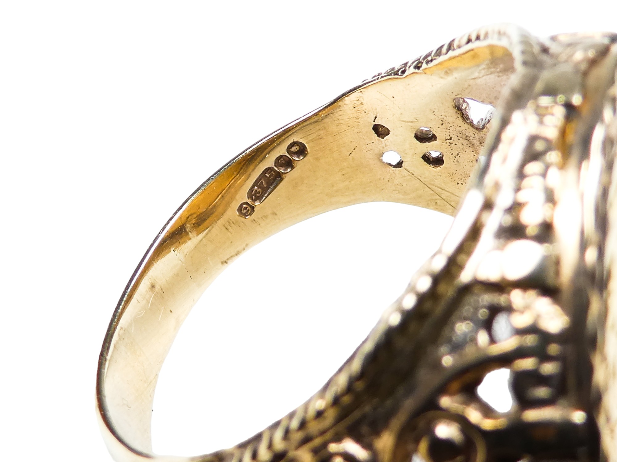 A sovereign ring - dated 1904, in a pierced 9ct gold setting, size Y, weight 17g. - Image 5 of 5