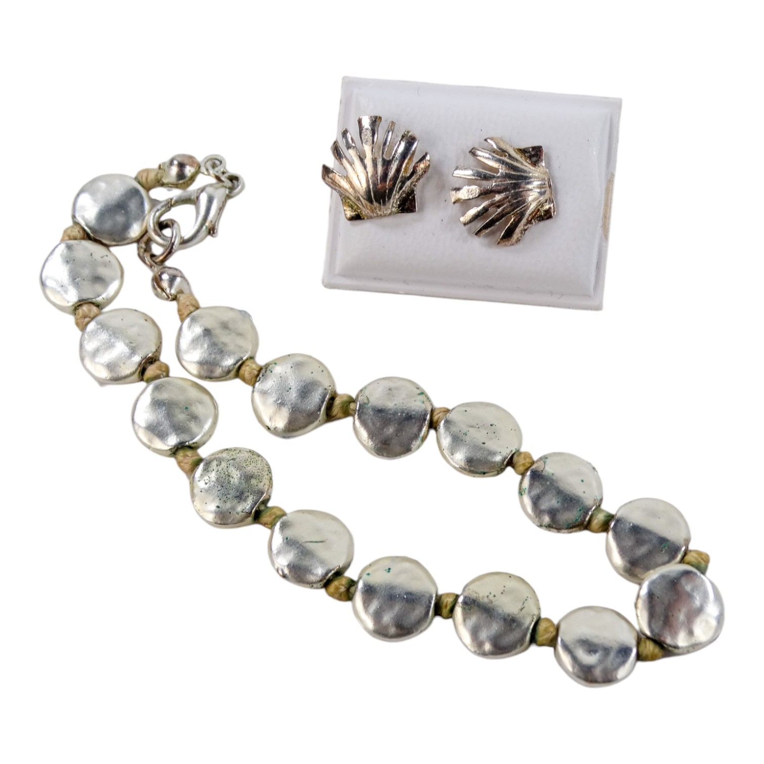 A pearl necklace - of uniform oval beads, length 47cm, together with a silver ropetwist chain and - Image 3 of 4