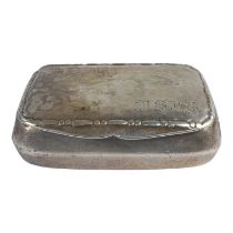 A continental white metal snuff box - inscribed H.J.830S to rim of lid, width 4.3cm, weight 16g.