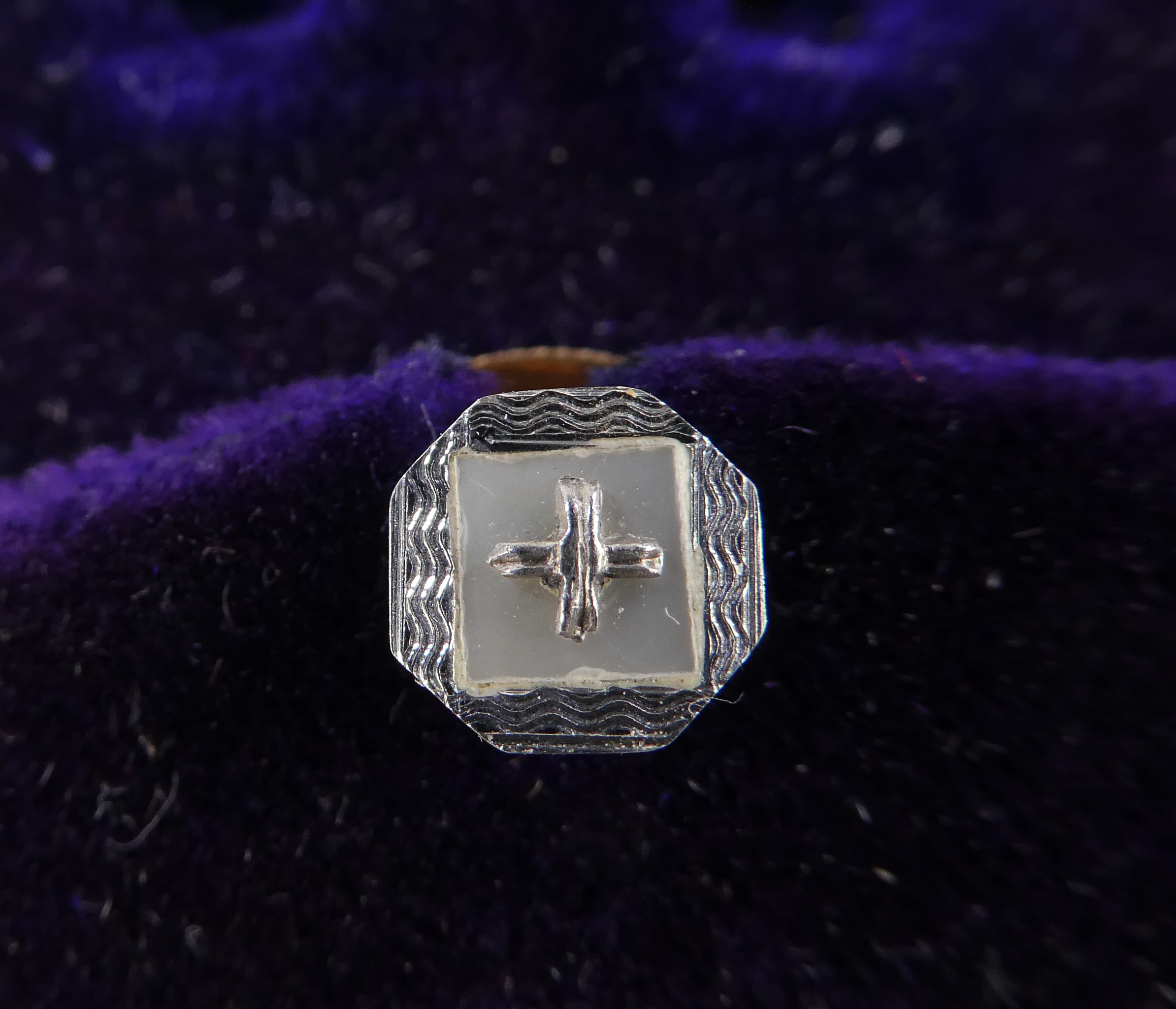 A pair of 9ct gold shirt studs - of hexagonal form with crossed wires to centre, weight 1.7g. - Image 2 of 4