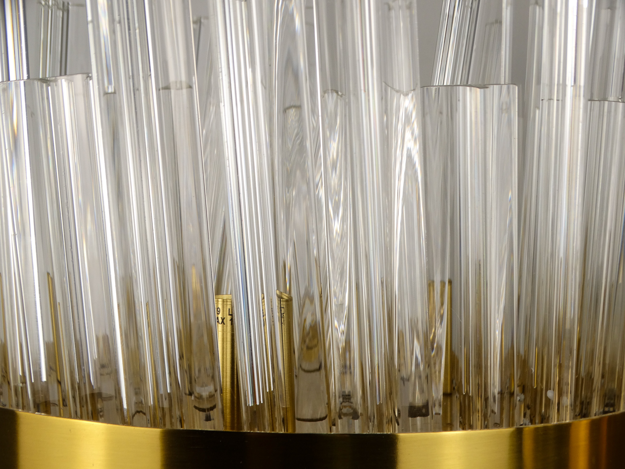 A pair of contemporary brass table lamps - the shade in the form of profiled clear acrylic shards, - Image 3 of 7