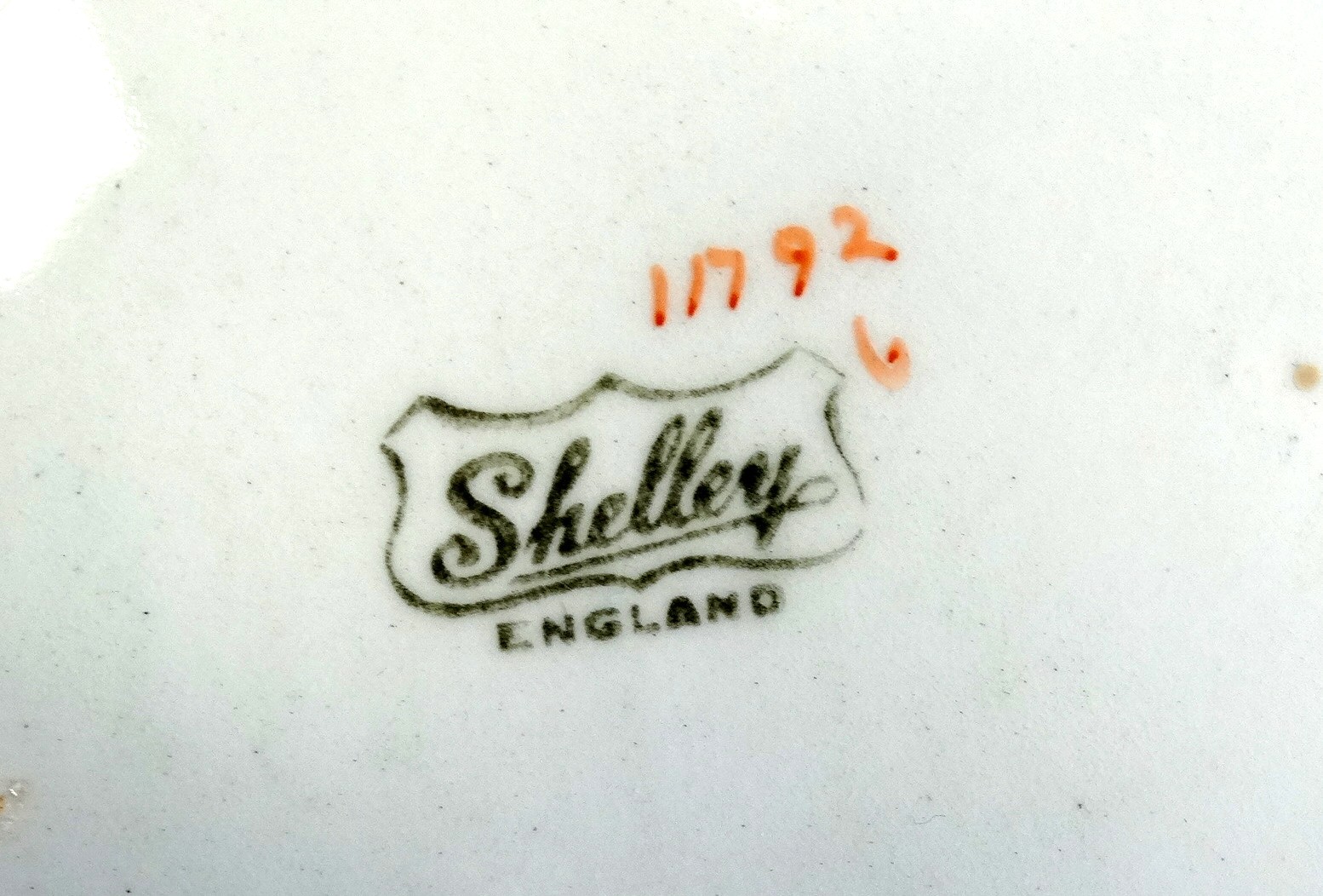 An extensive Shelley Art Deco dinner and tea service - decorated in orange and black on a white - Image 5 of 6