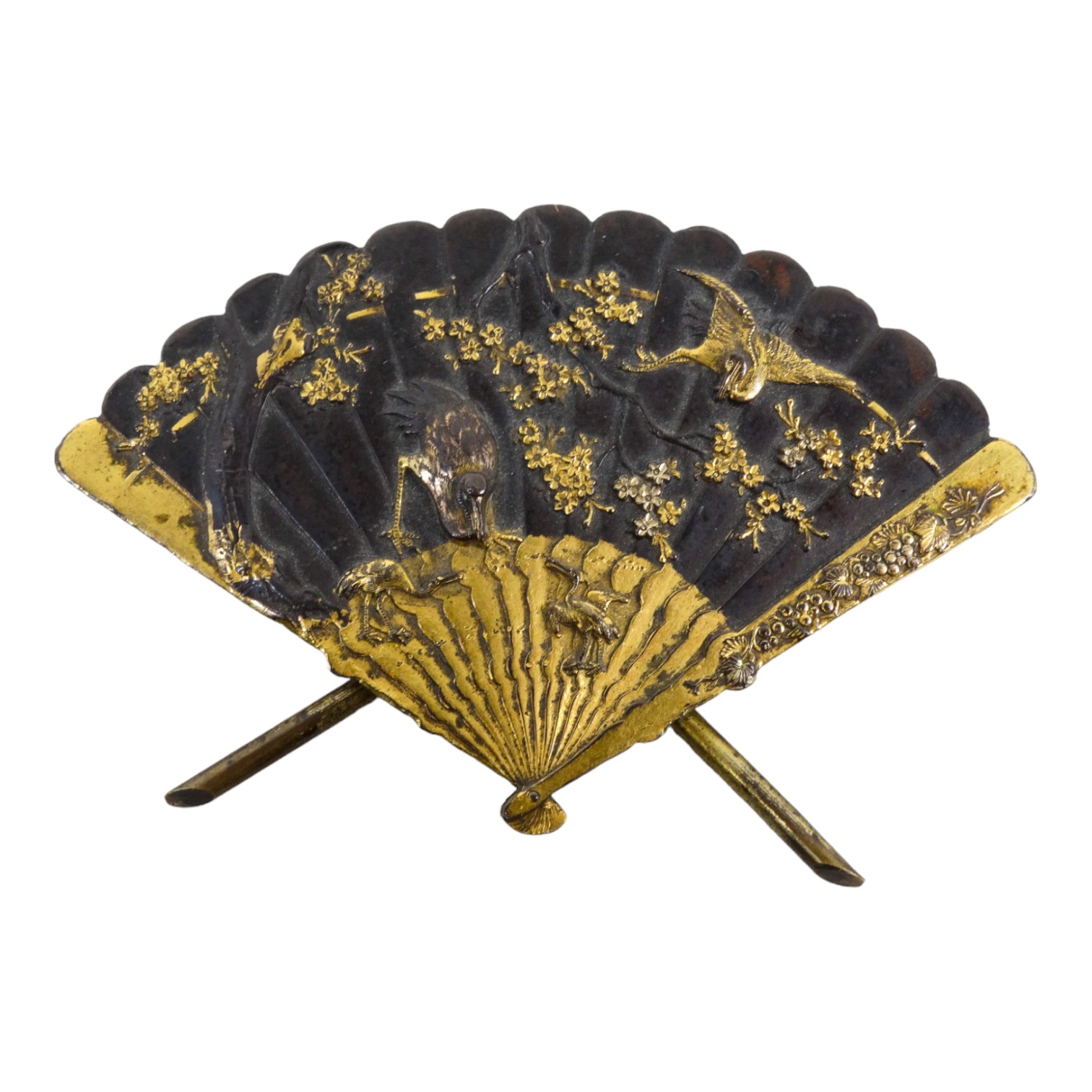 A Japanese Meiji period bronze and gilt place marker - in the form of a fan, decorated with birds - Image 4 of 4