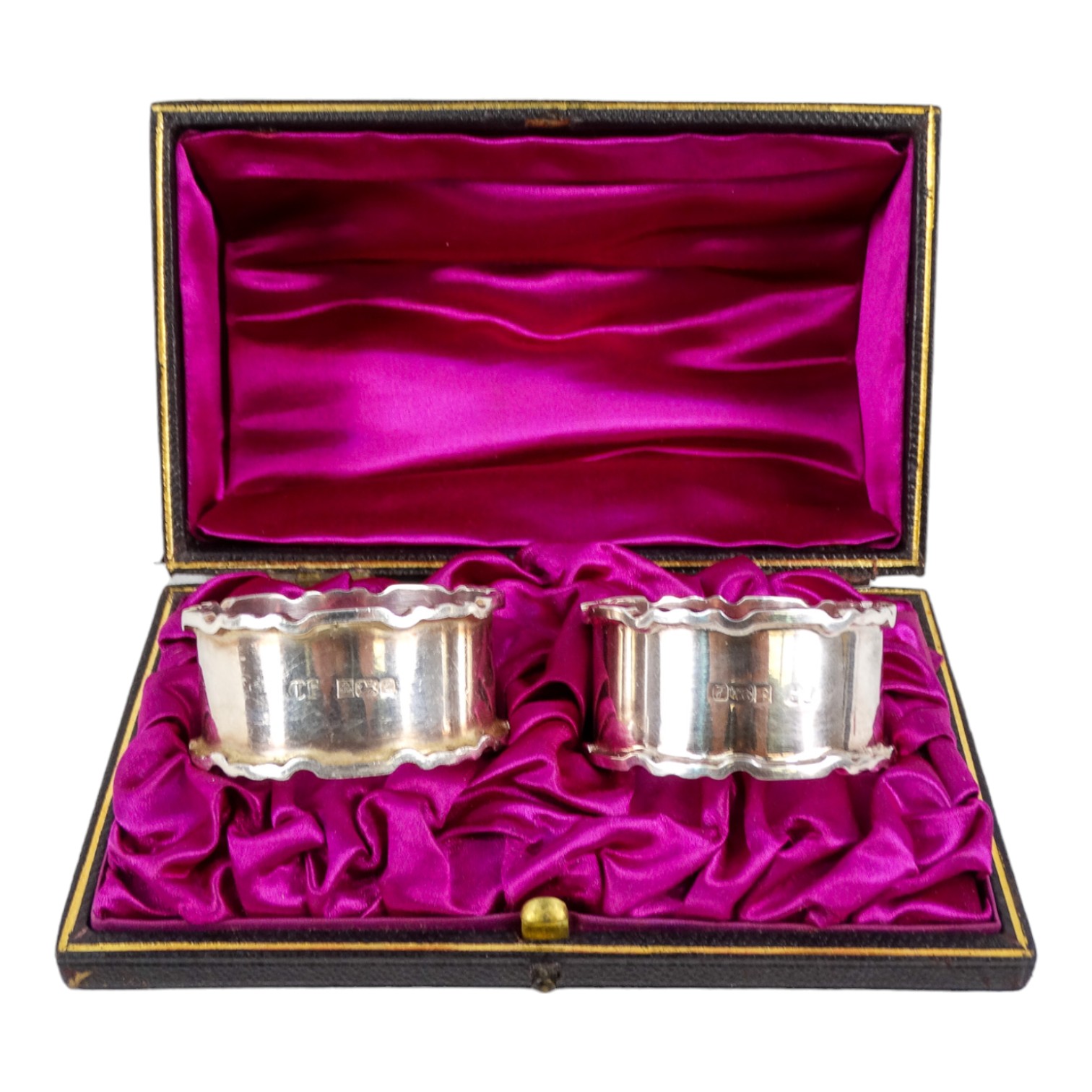 A pair of silver napkin rings - Birmingham 1985, in a casket shaped box, 56g - Image 5 of 6