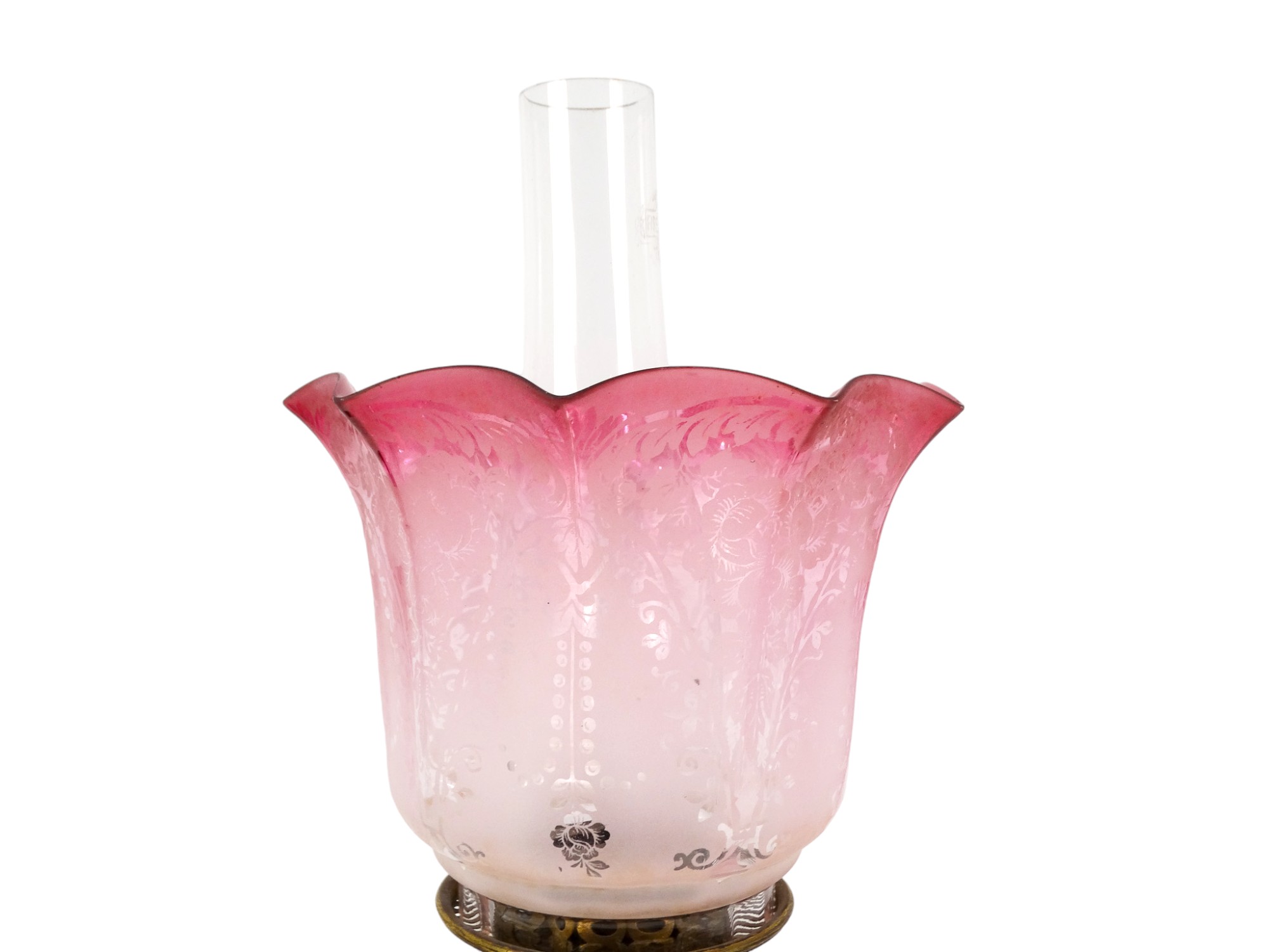 A late Victorian oil lamp - the milk glass reservoir decorated with flowers and an etched glass - Image 4 of 8
