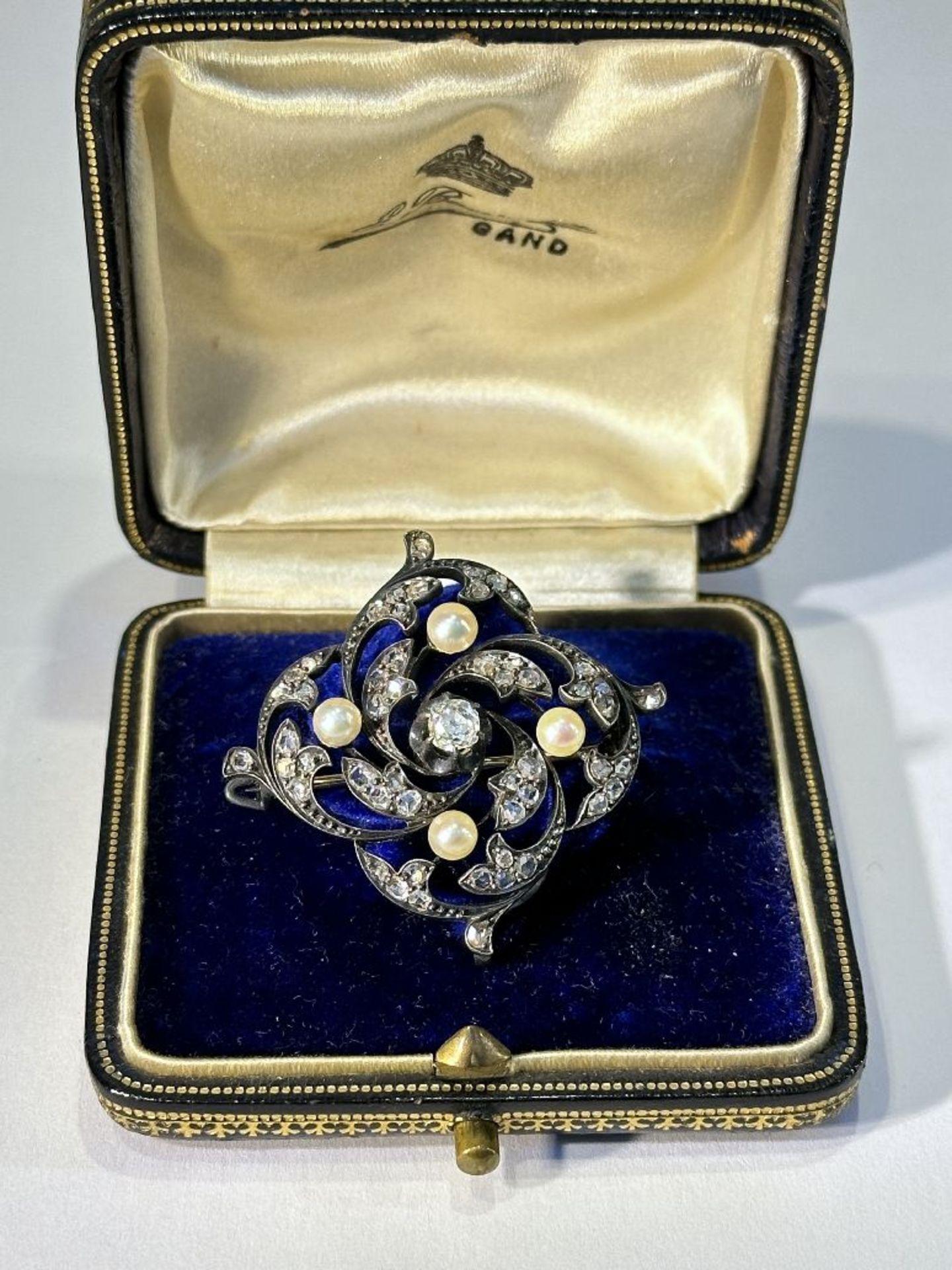 Louis Philippe brooch set with pearls and diamonds
