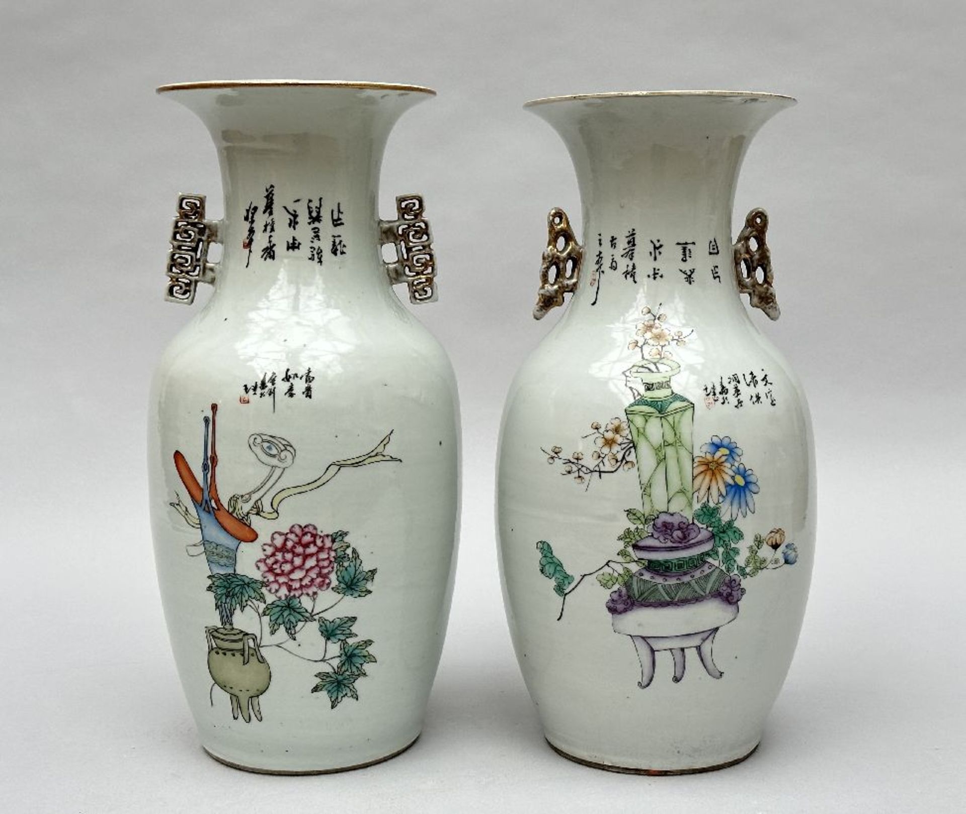 Lot: two Chinese porcelain vases 'ladies with phoenixes' and 'ladies with sages', Republic period - Bild 3 aus 6