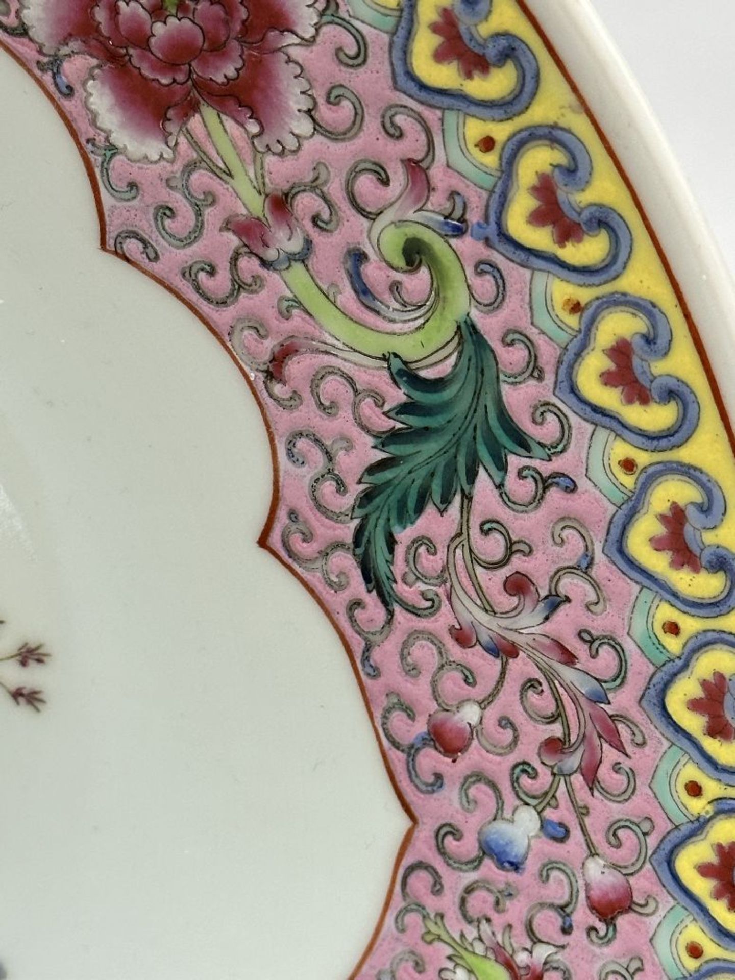 Chinese famille rose dish 'elegant ladies' - Image 3 of 5