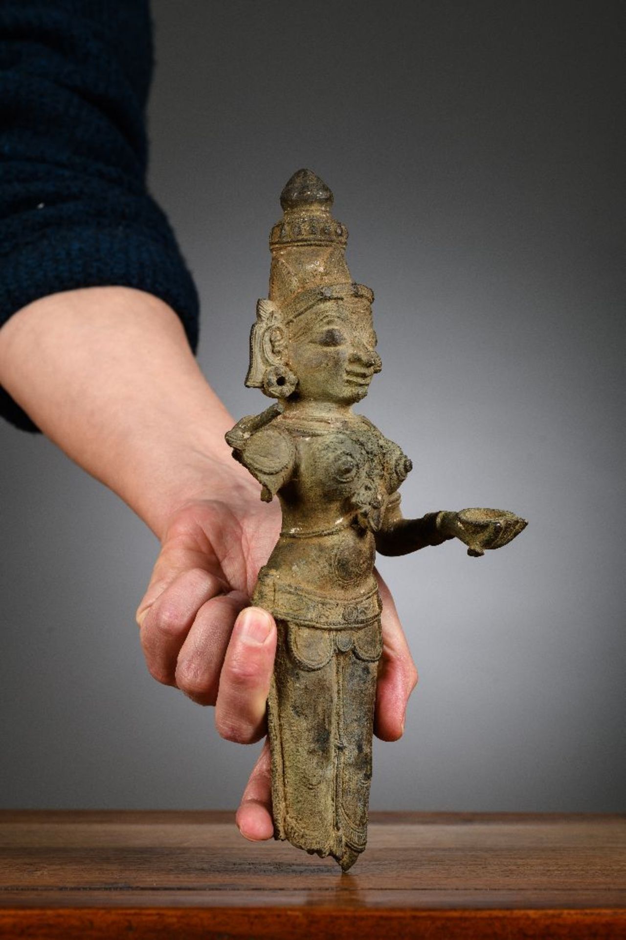 Fragment of a bronze statue, India - Bild 3 aus 9