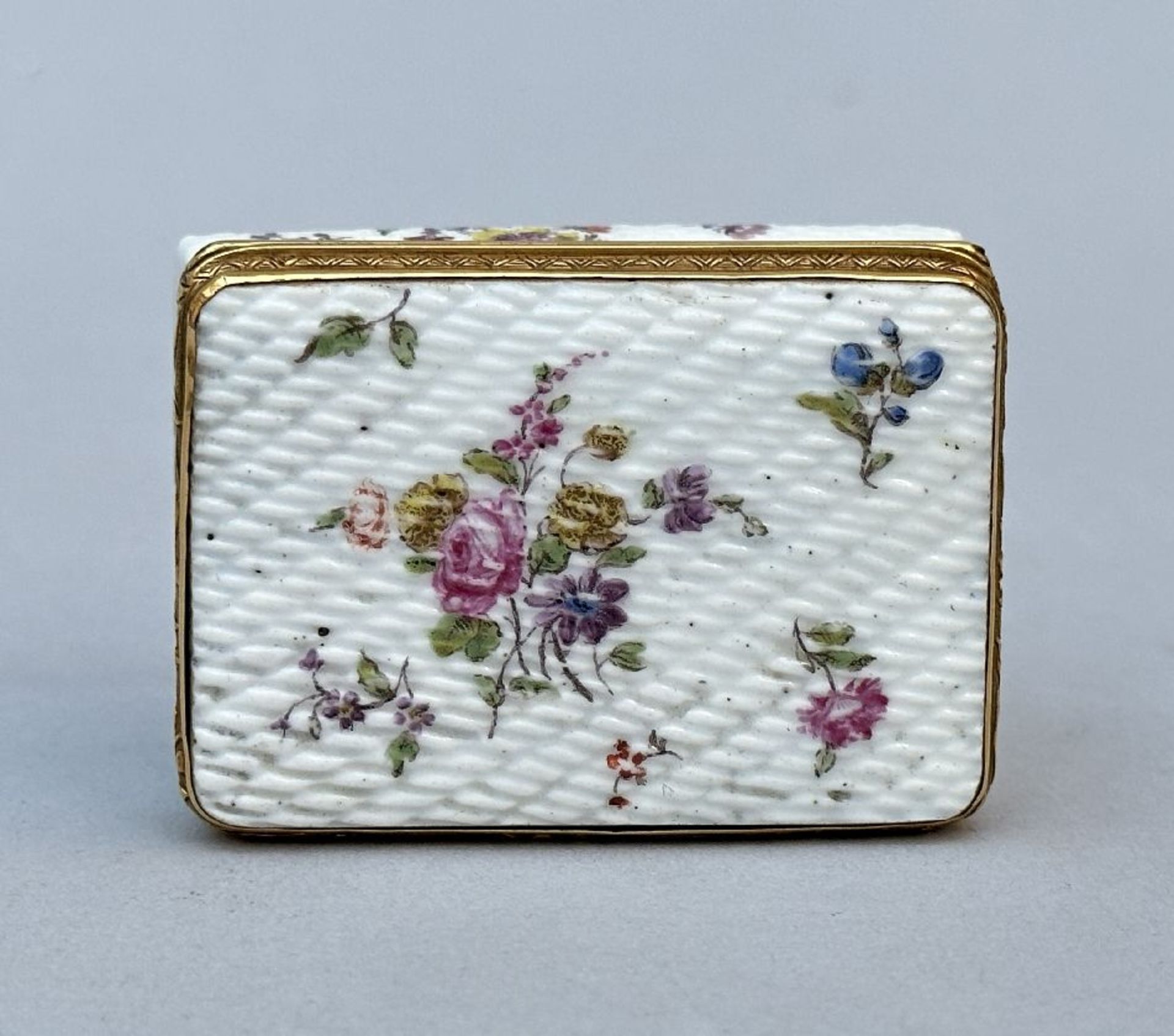 A fine snuff box in Mennecy porcelain with gold mount 'flowers', 18th century - Image 2 of 6