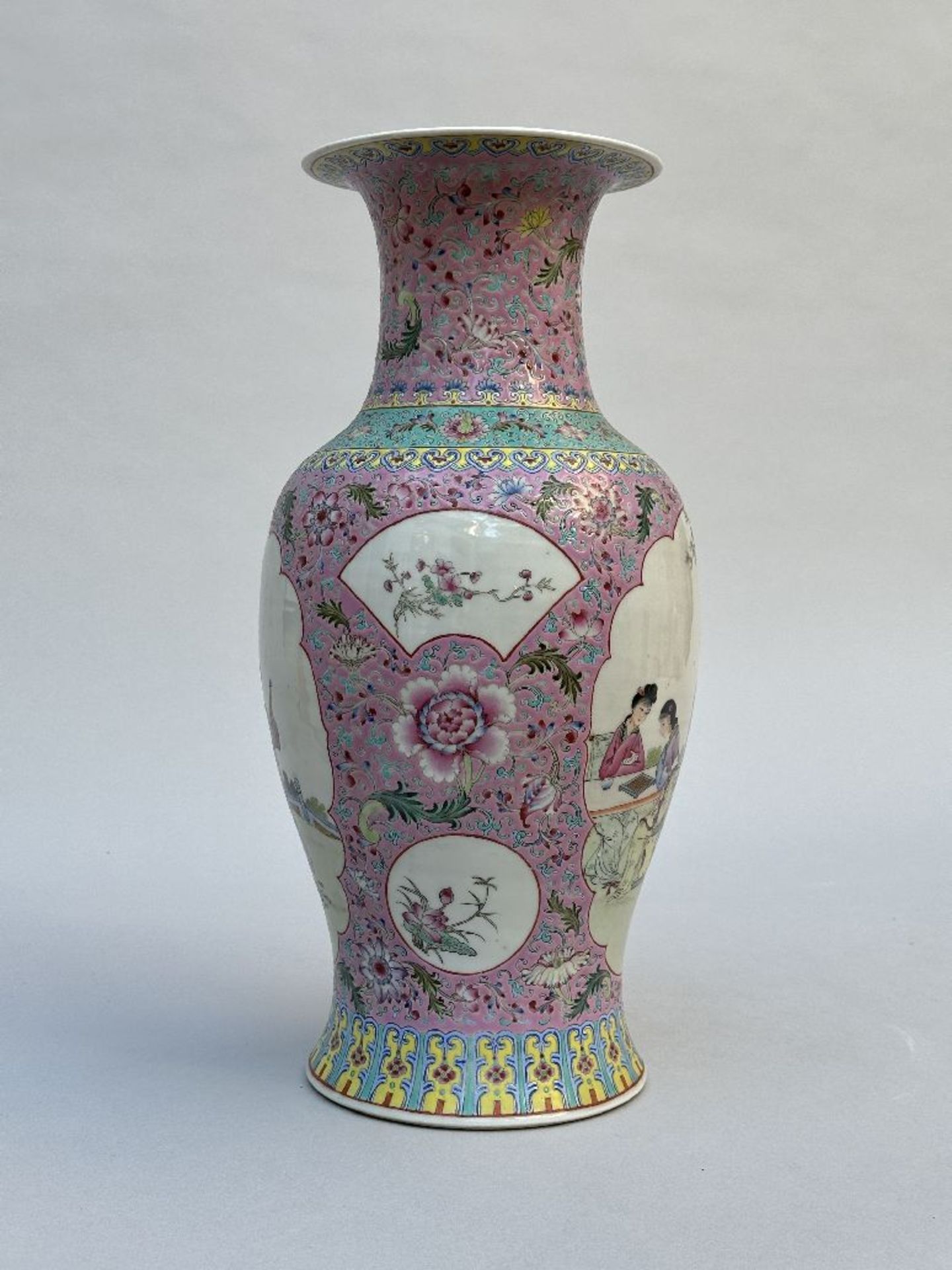 Vase in Chinese porcelain 'ladies of the court', 1970s - Image 4 of 8