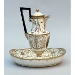 Ewer with dish in porcelain 'loving couple', Paris 19th century (*)