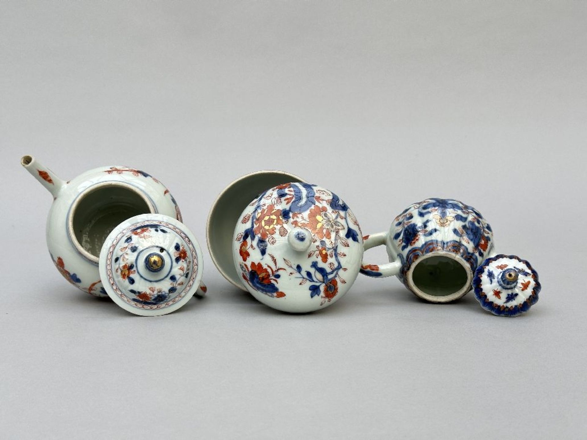 Collection of Imari porcelain: tea box and two teapots, 18th century - Image 3 of 6