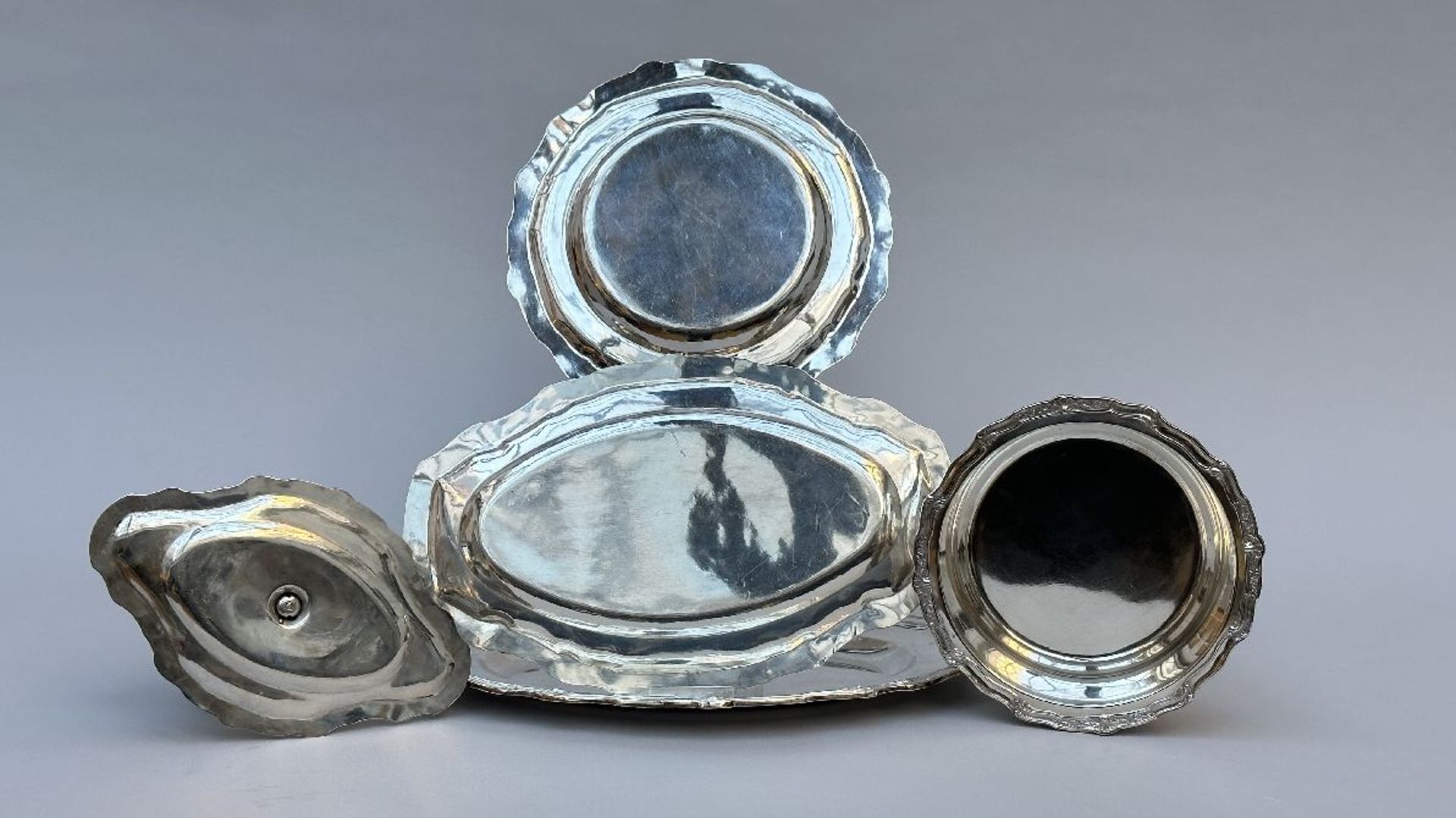 A collection of silver pieces: three dishes, vegetable tureen and sauce boat in Louis XV style - Image 2 of 4
