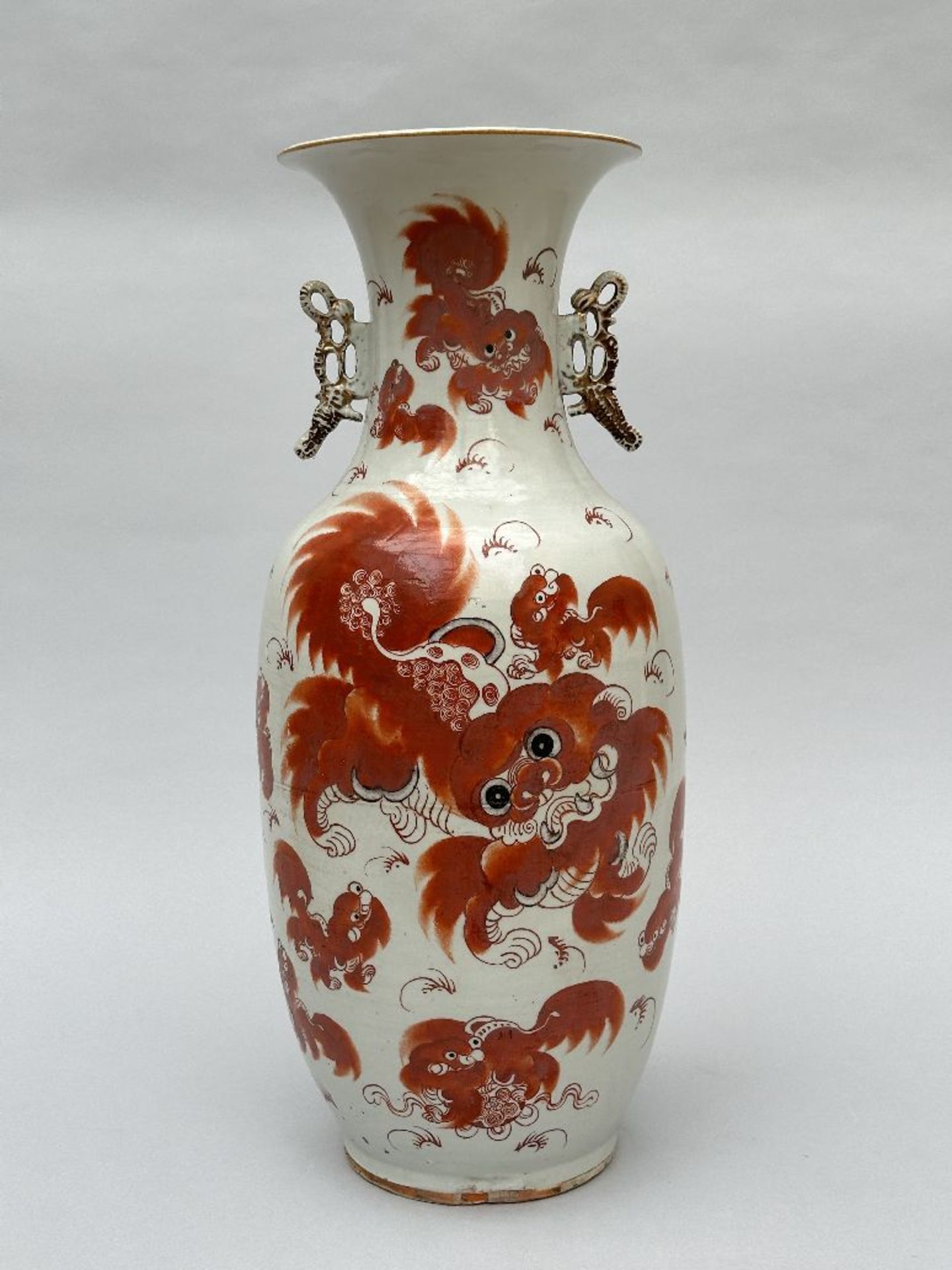 A Chinese porcelain vase 'foo dogs', Republic period