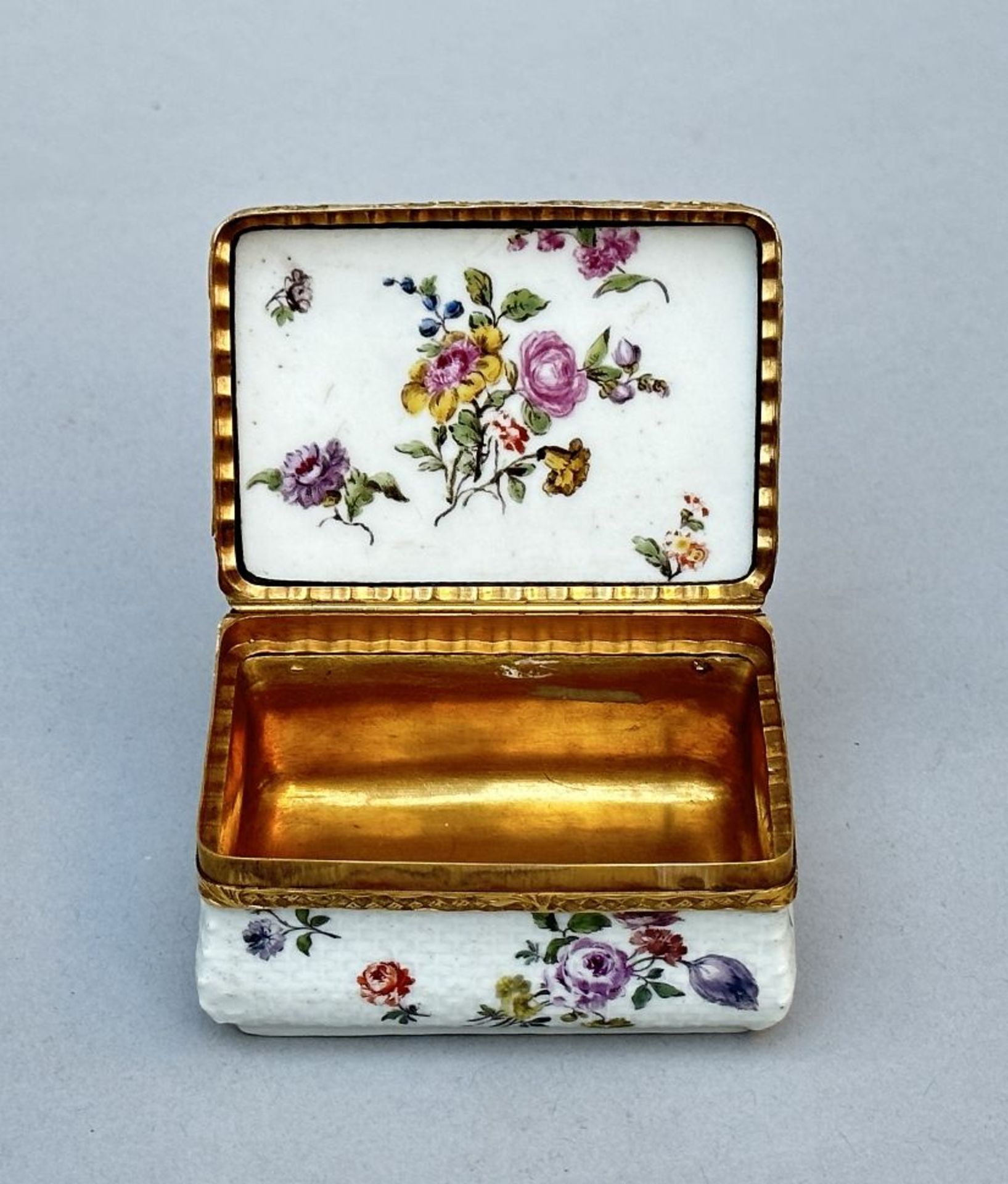 A fine snuff box in Mennecy porcelain with gold mount 'flowers', 18th century - Image 4 of 6