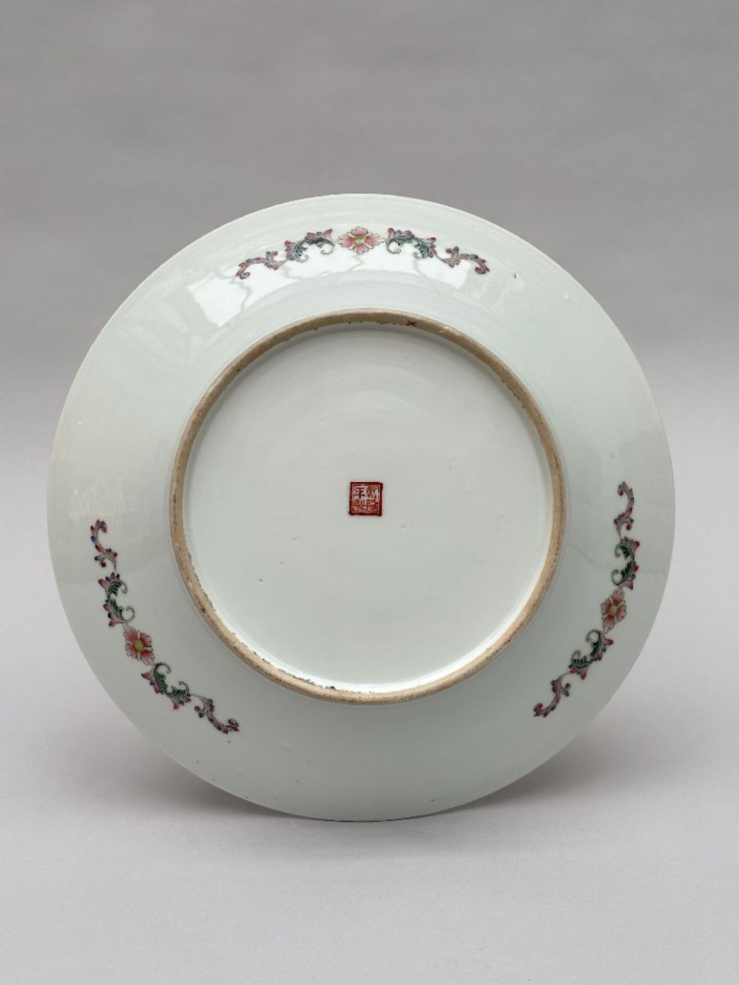 Chinese famille rose dish 'elegant ladies' - Image 4 of 5