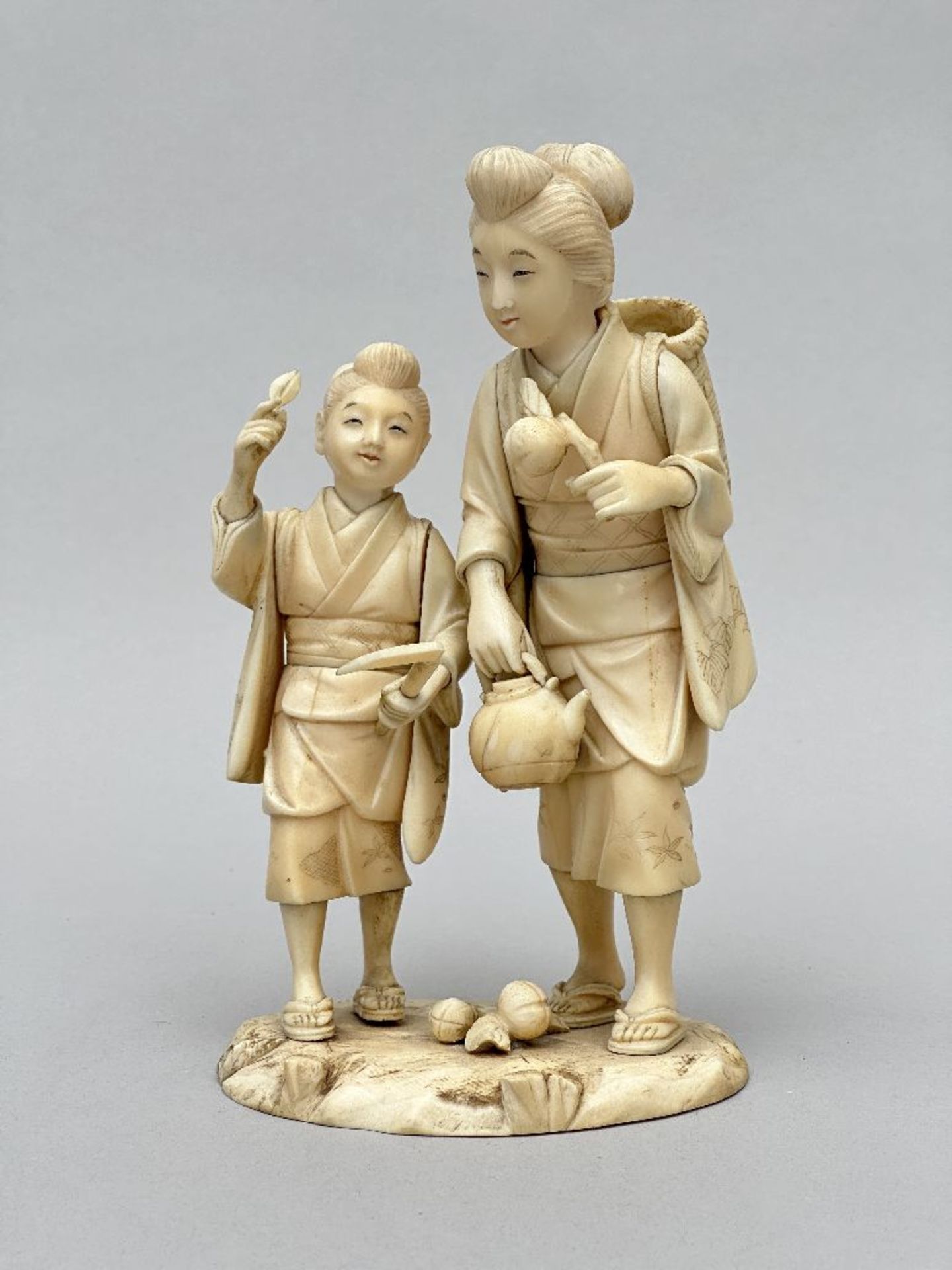 Japanese okimono 'Mother and child', Meji period (signed)